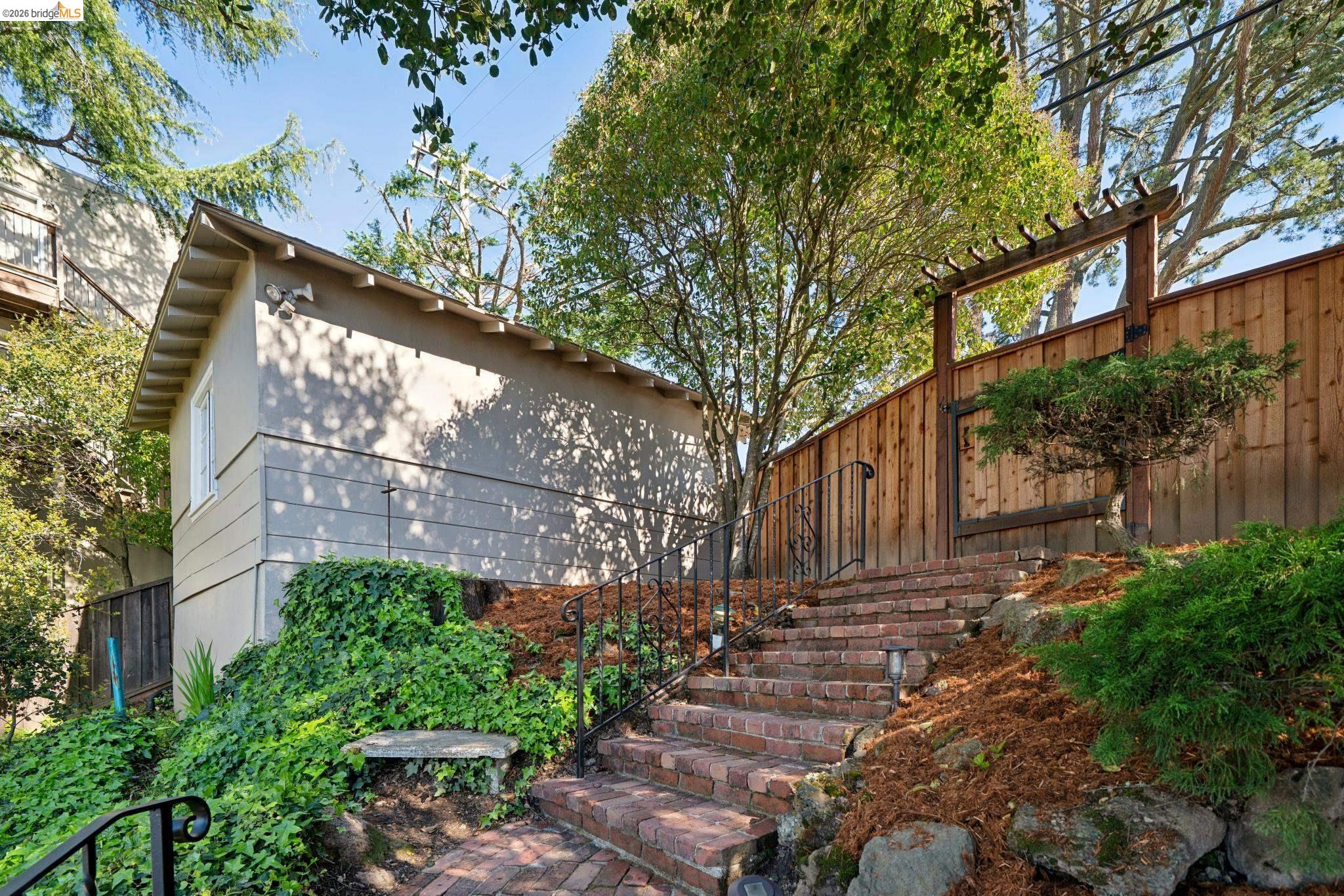 Detail Gallery Image 5 of 57 For 6411 Snake Road, Oakland,  CA 94611 - 3 Beds | 2 Baths