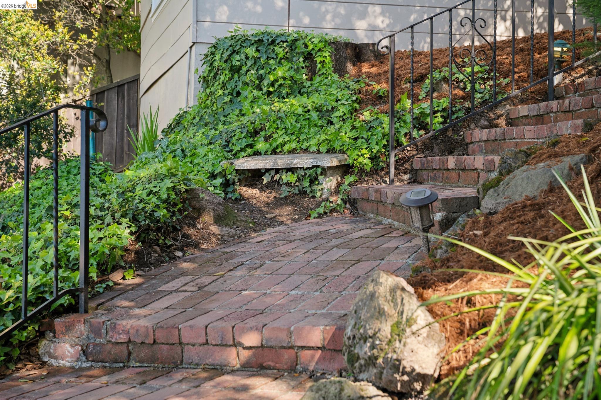 Detail Gallery Image 6 of 57 For 6411 Snake Road, Oakland,  CA 94611 - 3 Beds | 2 Baths