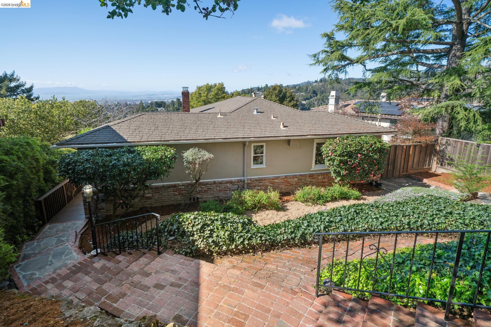 Detail Gallery Image 7 of 57 For 6411 Snake Road, Oakland,  CA 94611 - 3 Beds | 2 Baths