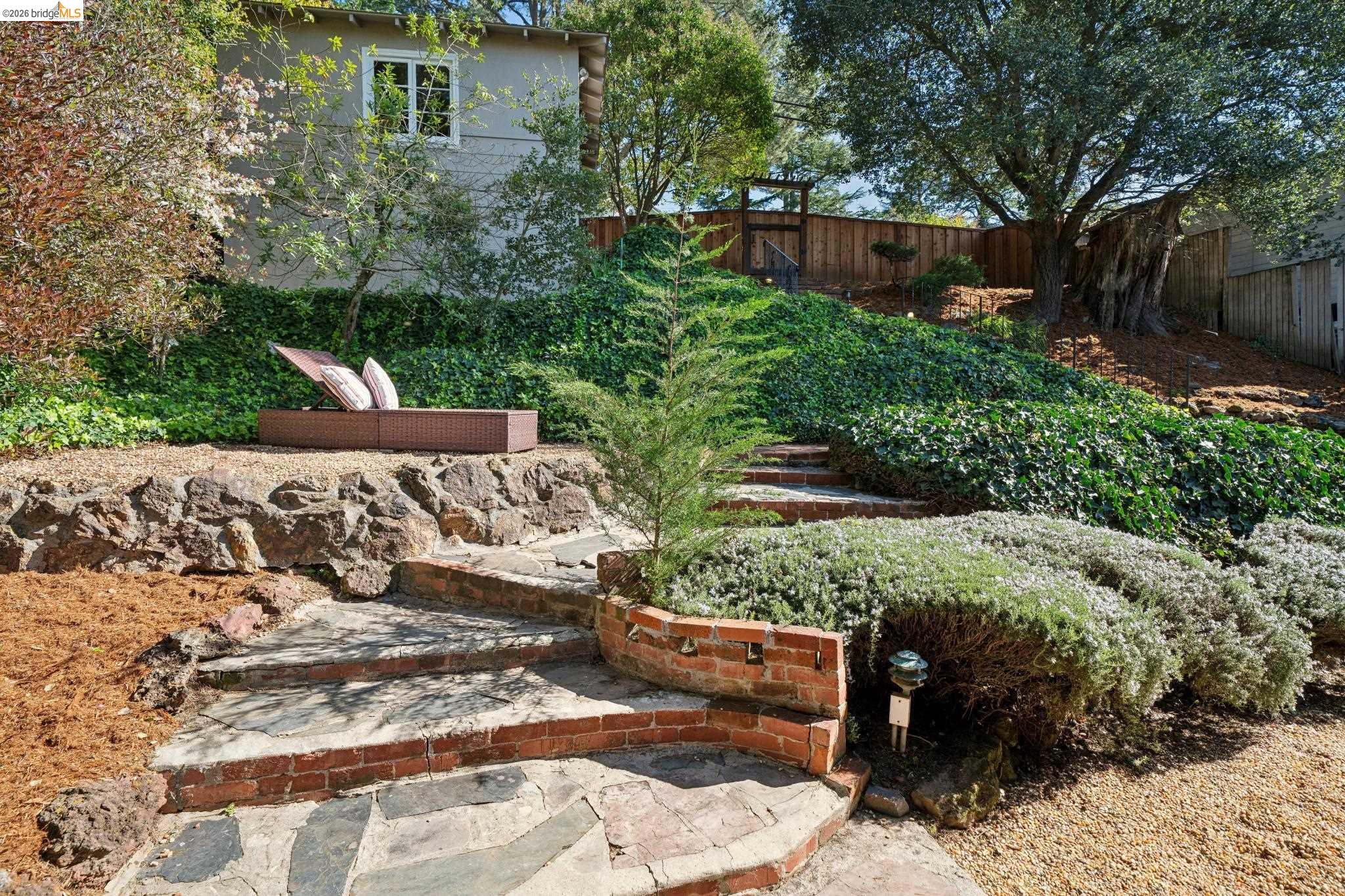 Detail Gallery Image 9 of 57 For 6411 Snake Road, Oakland,  CA 94611 - 3 Beds | 2 Baths