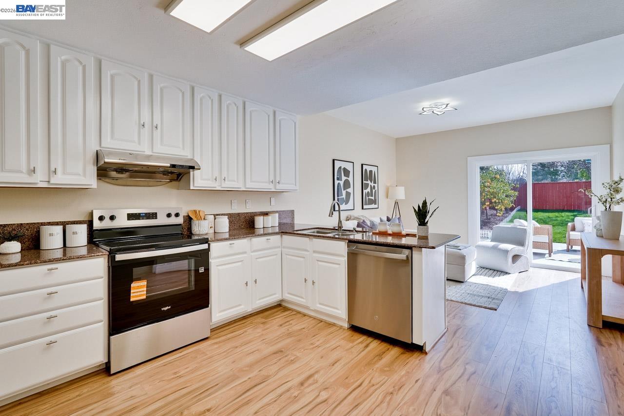 Detail Gallery Image 14 of 58 For 4691 Rousillon Ave, Fremont,  CA 94555 - 4 Beds | 2/1 Baths