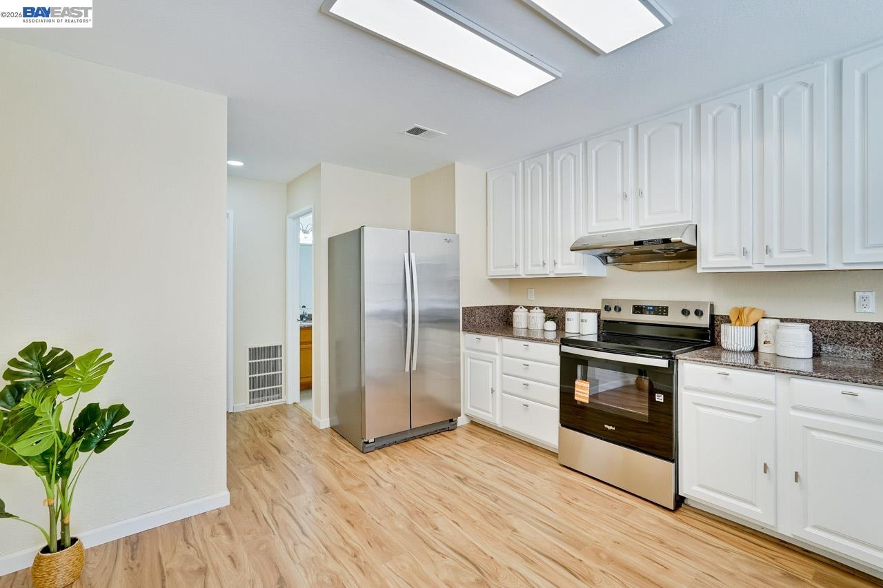 Detail Gallery Image 15 of 58 For 4691 Rousillon Ave, Fremont,  CA 94555 - 4 Beds | 2/1 Baths