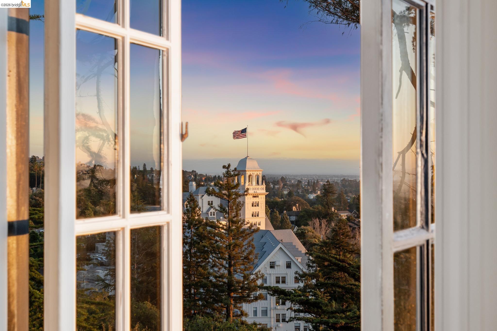 Detail Gallery Image 4 of 60 For 190 Stonewall Road, Berkeley,  CA 94705 - 4 Beds | 3/1 Baths
