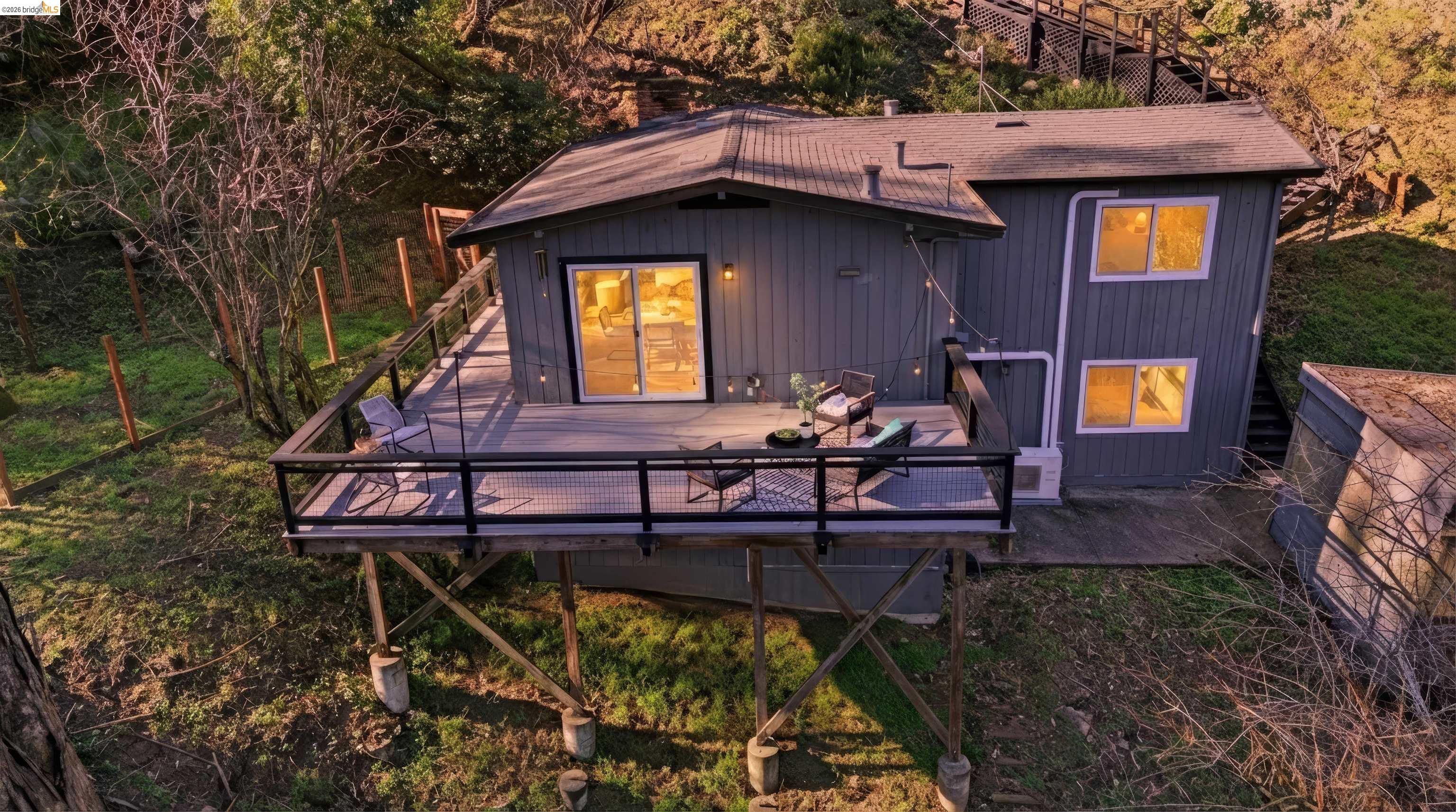 Detail Gallery Image 2 of 54 For 6416 Valley View Rd, Oakland,  CA 94611 - 3 Beds | 2 Baths