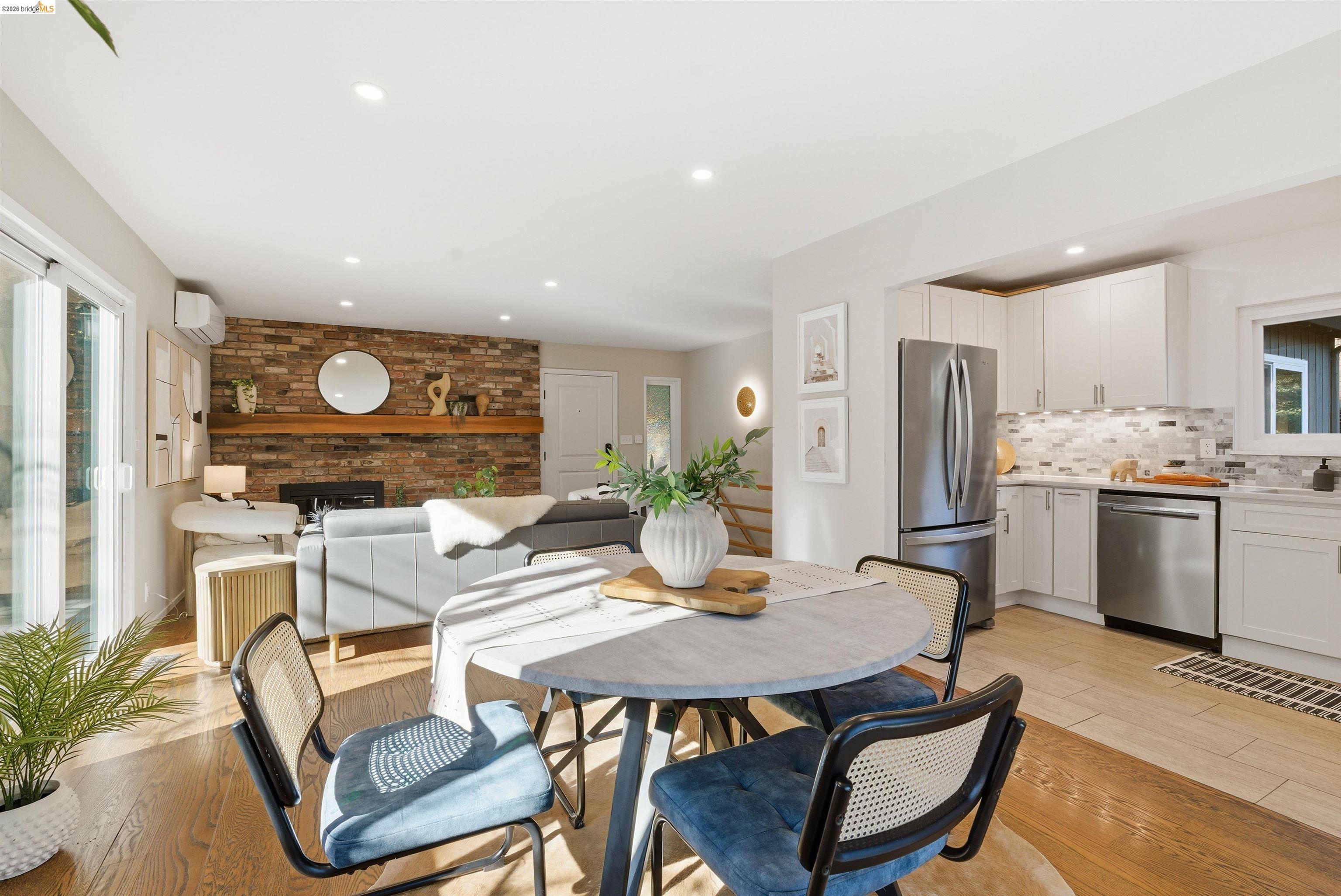 Detail Gallery Image 14 of 54 For 6416 Valley View Rd, Oakland,  CA 94611 - 3 Beds | 2 Baths