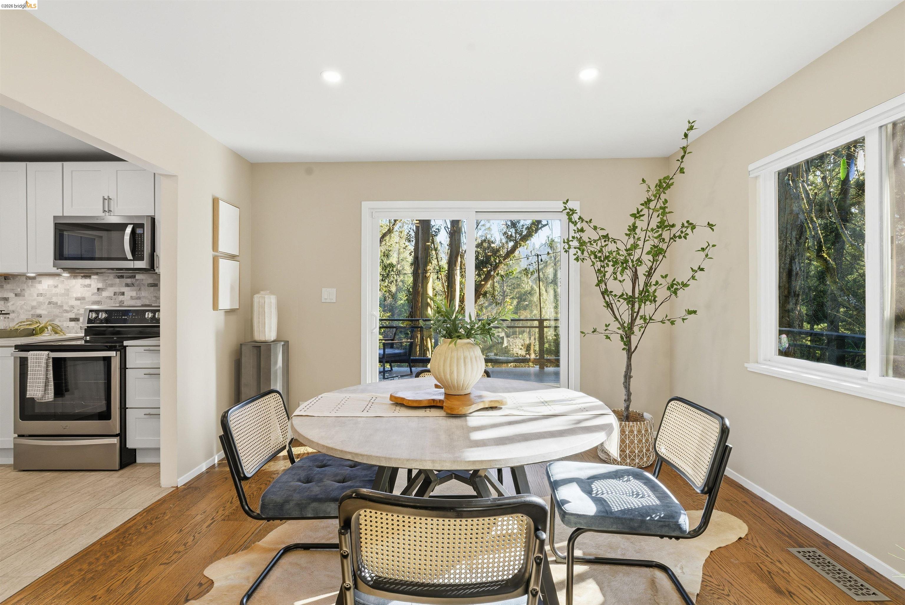 Detail Gallery Image 15 of 54 For 6416 Valley View Rd, Oakland,  CA 94611 - 3 Beds | 2 Baths