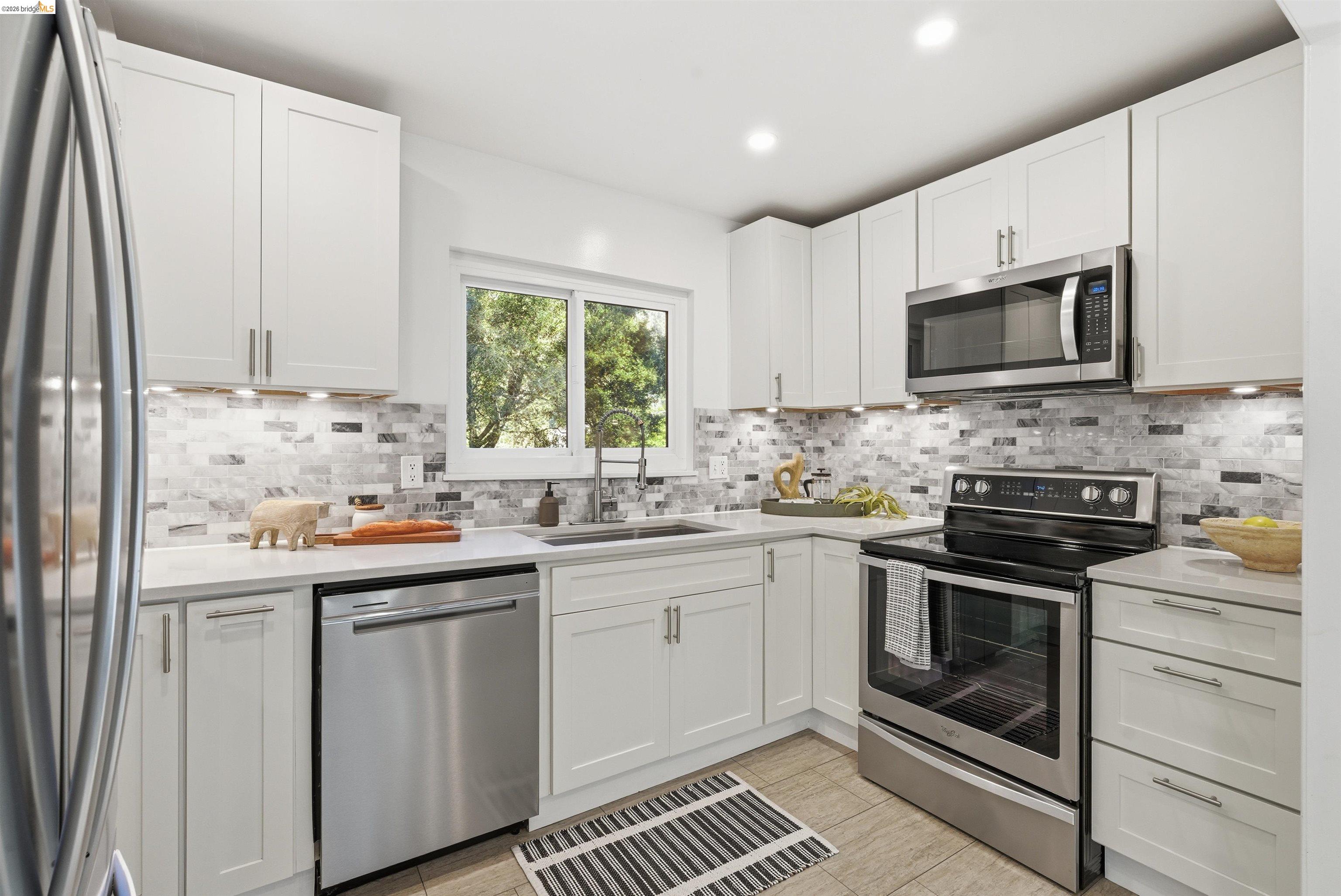 Detail Gallery Image 17 of 54 For 6416 Valley View Rd, Oakland,  CA 94611 - 3 Beds | 2 Baths