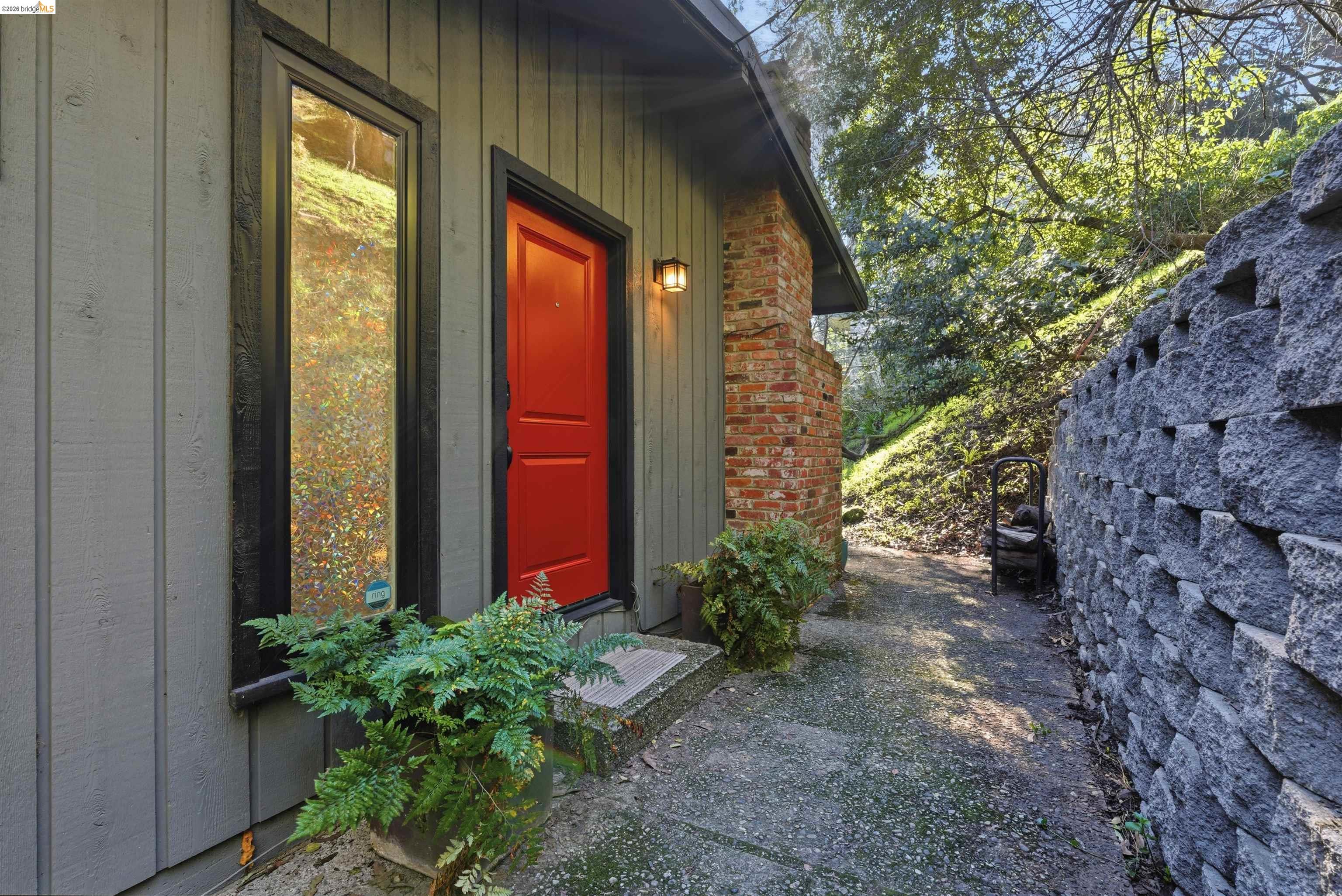 Detail Gallery Image 3 of 54 For 6416 Valley View Rd, Oakland,  CA 94611 - 3 Beds | 2 Baths