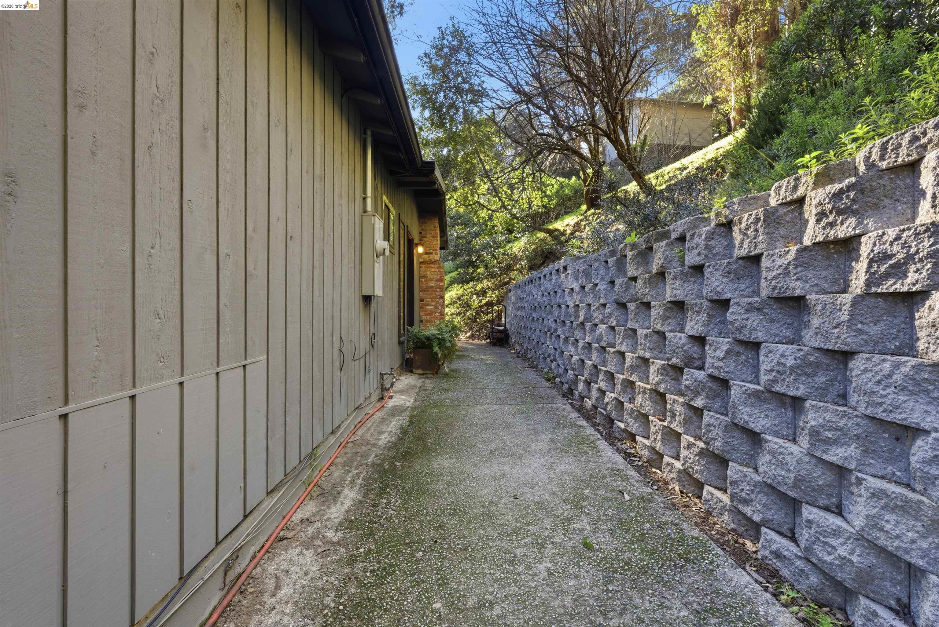 Detail Gallery Image 33 of 54 For 6416 Valley View Rd, Oakland,  CA 94611 - 3 Beds | 2 Baths