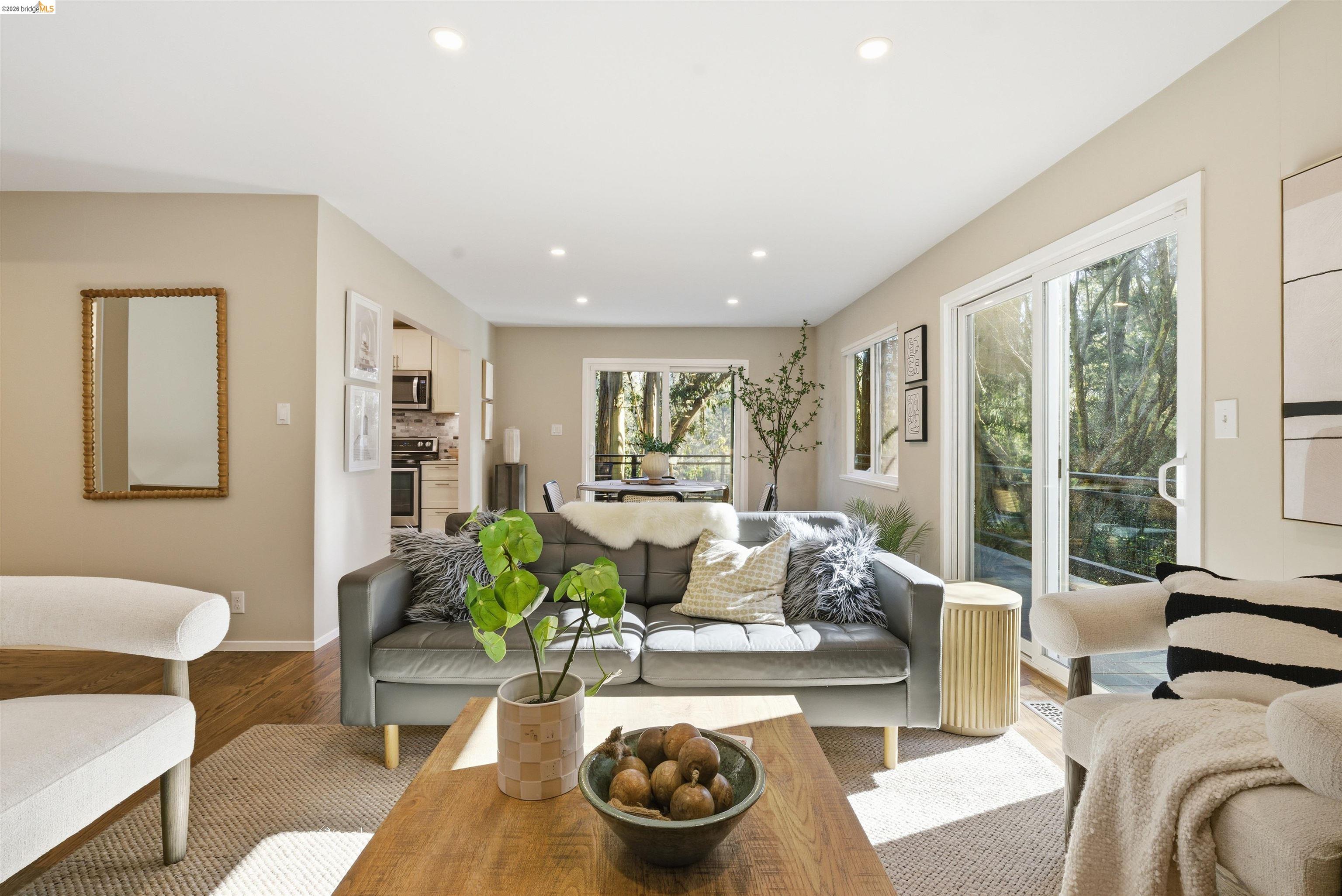 Detail Gallery Image 7 of 54 For 6416 Valley View Rd, Oakland,  CA 94611 - 3 Beds | 2 Baths