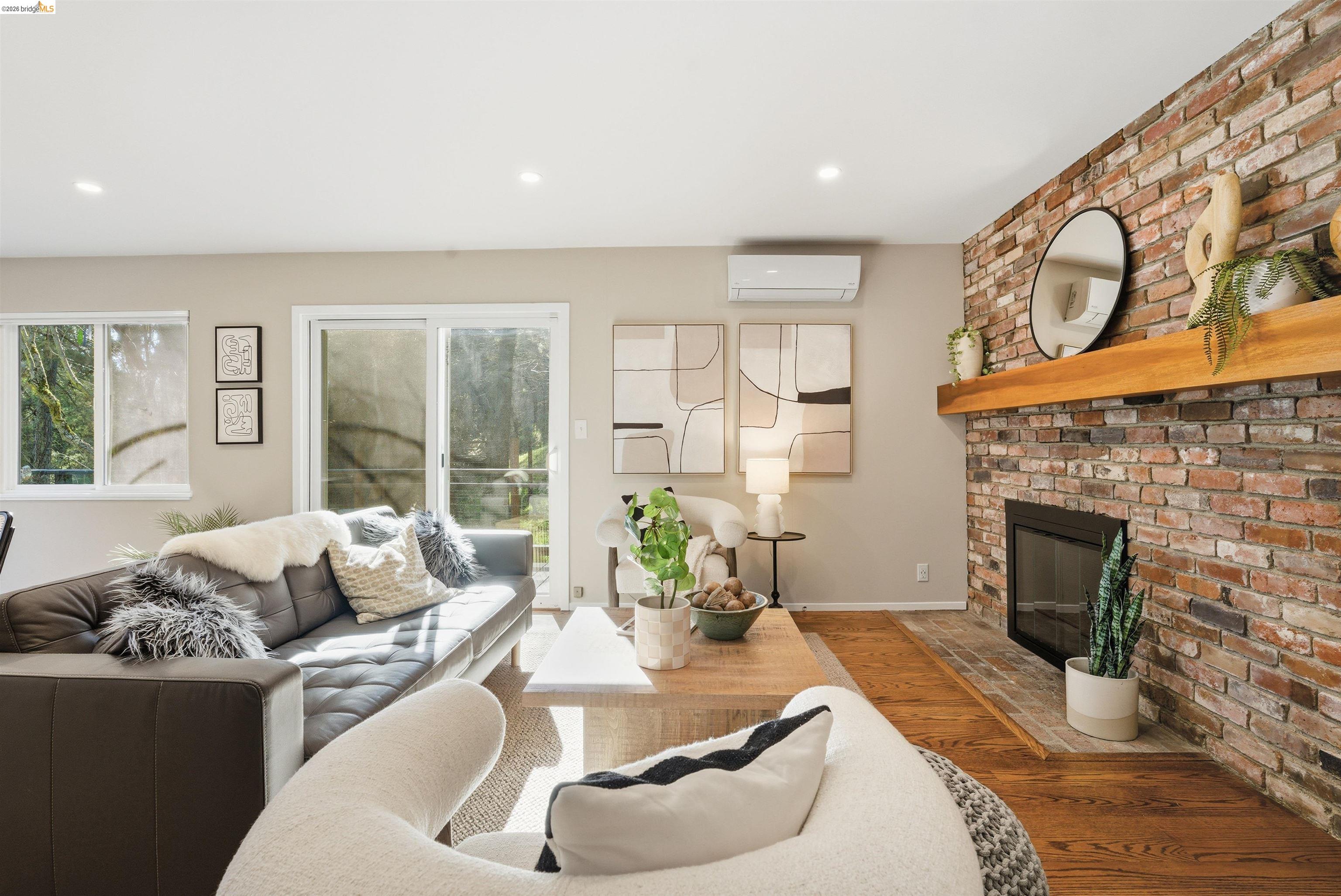 Detail Gallery Image 8 of 54 For 6416 Valley View Rd, Oakland,  CA 94611 - 3 Beds | 2 Baths