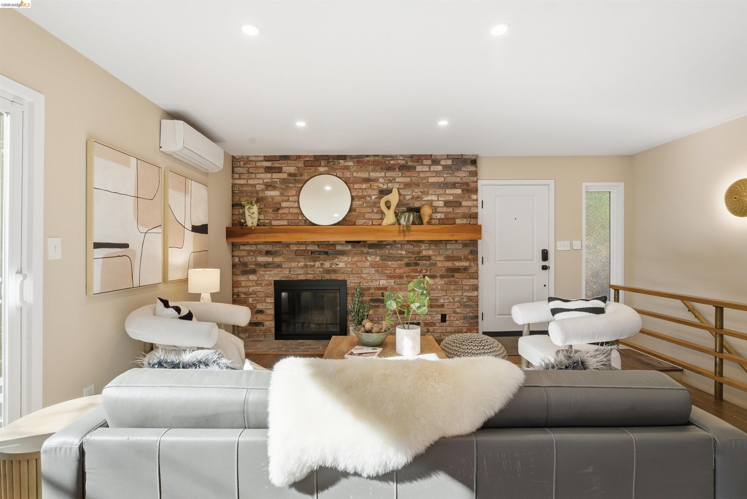 Detail Gallery Image 9 of 54 For 6416 Valley View Rd, Oakland,  CA 94611 - 3 Beds | 2 Baths