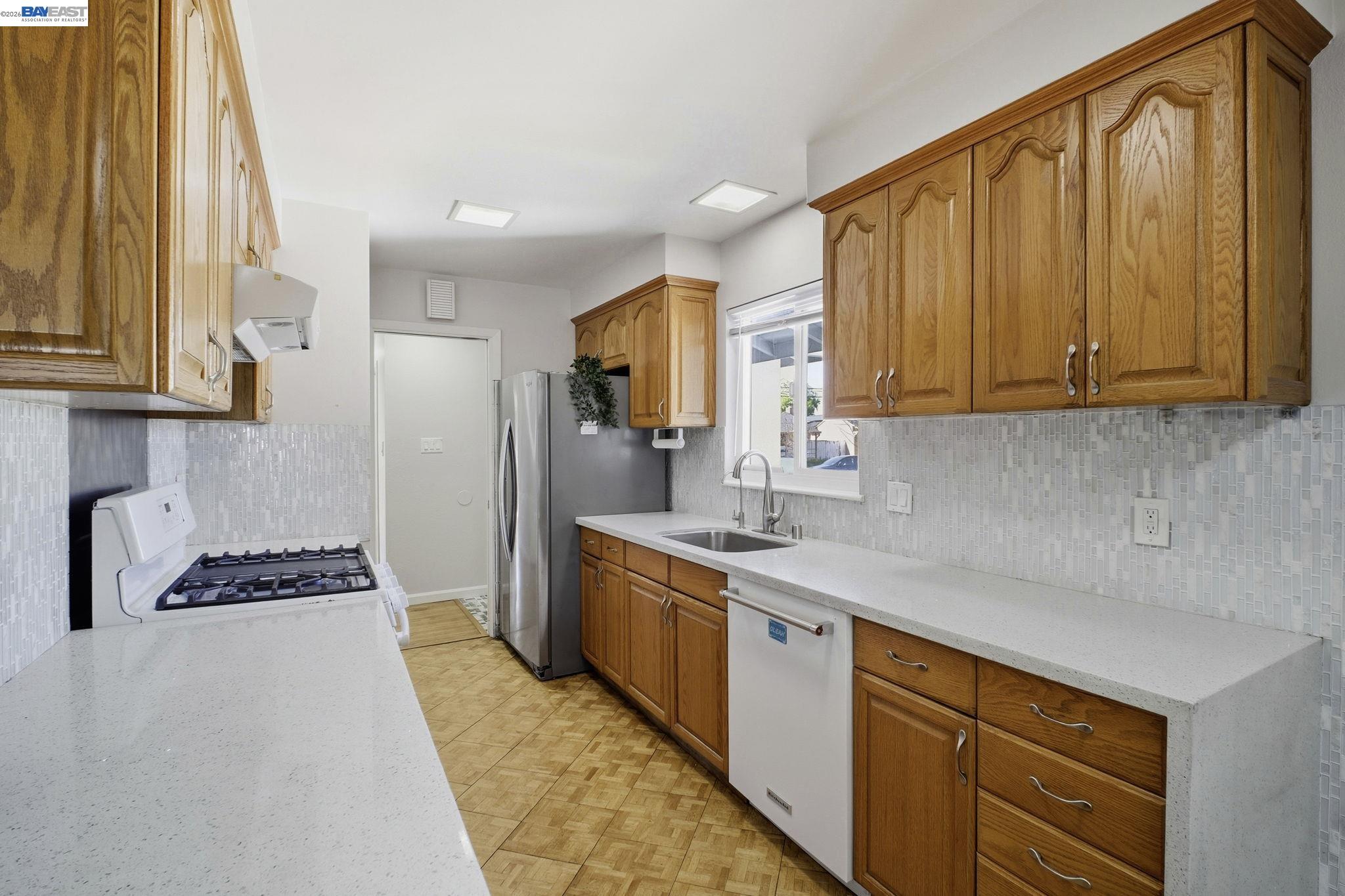 Detail Gallery Image 13 of 37 For 1549 Rieger Ave, Hayward,  CA 94544 - 3 Beds | 2 Baths