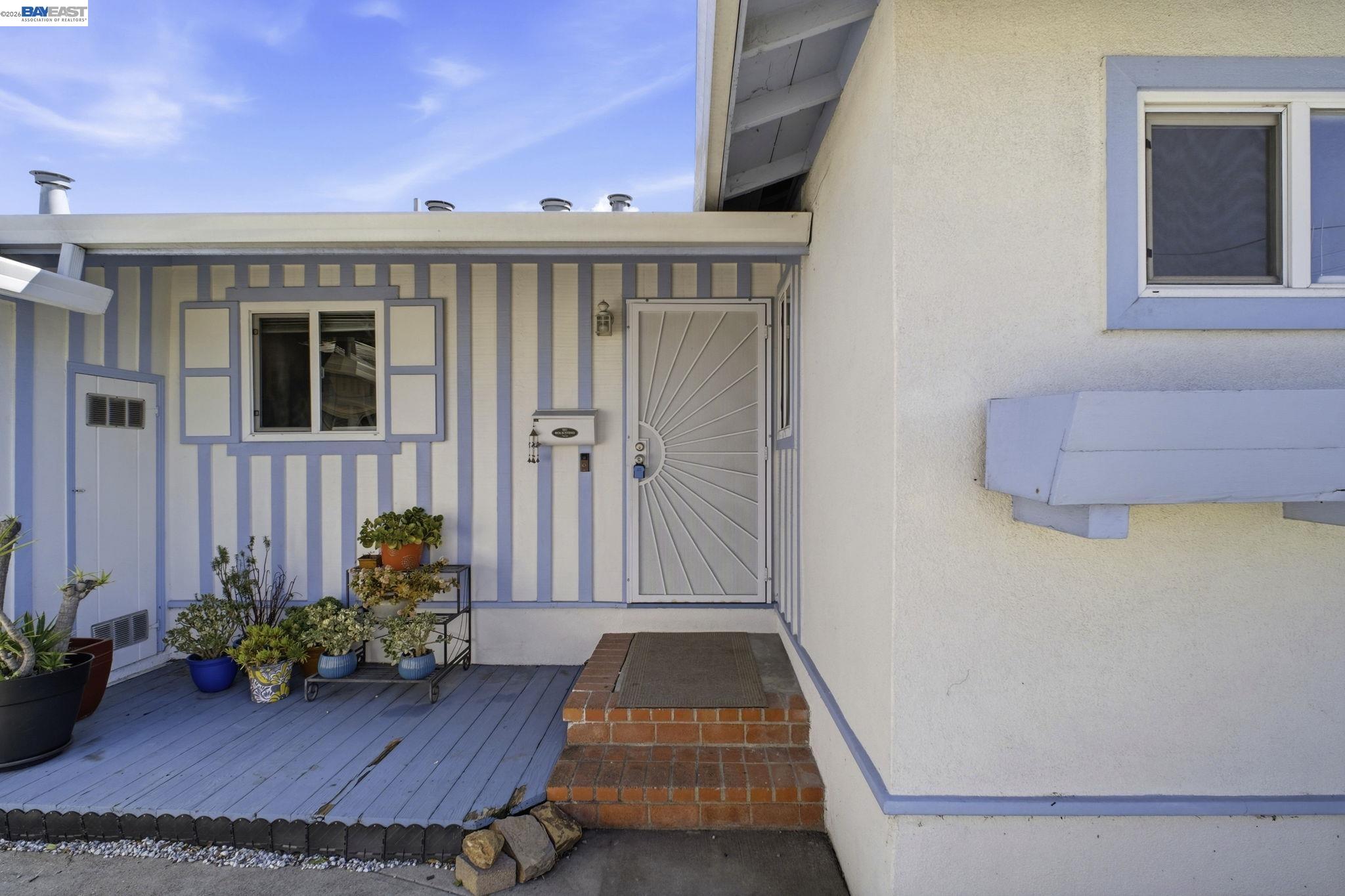 Detail Gallery Image 4 of 37 For 1549 Rieger Ave, Hayward,  CA 94544 - 3 Beds | 2 Baths