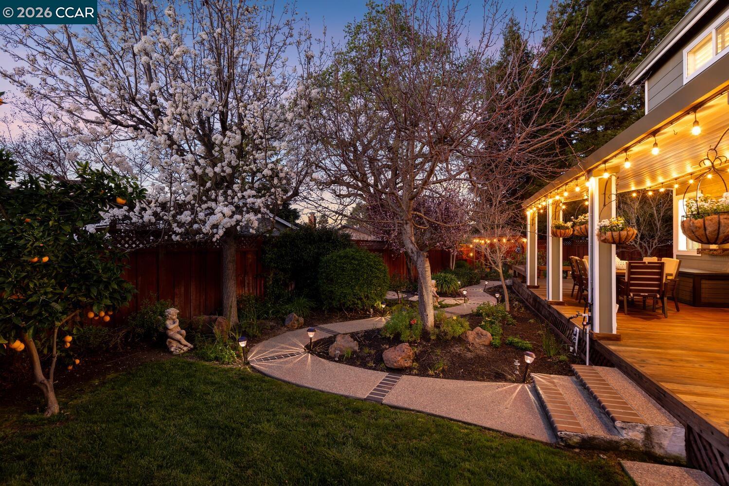 Detail Gallery Image 4 of 42 For 2042 Smith Ln, Concord,  CA 94518 - 5 Beds | 3 Baths