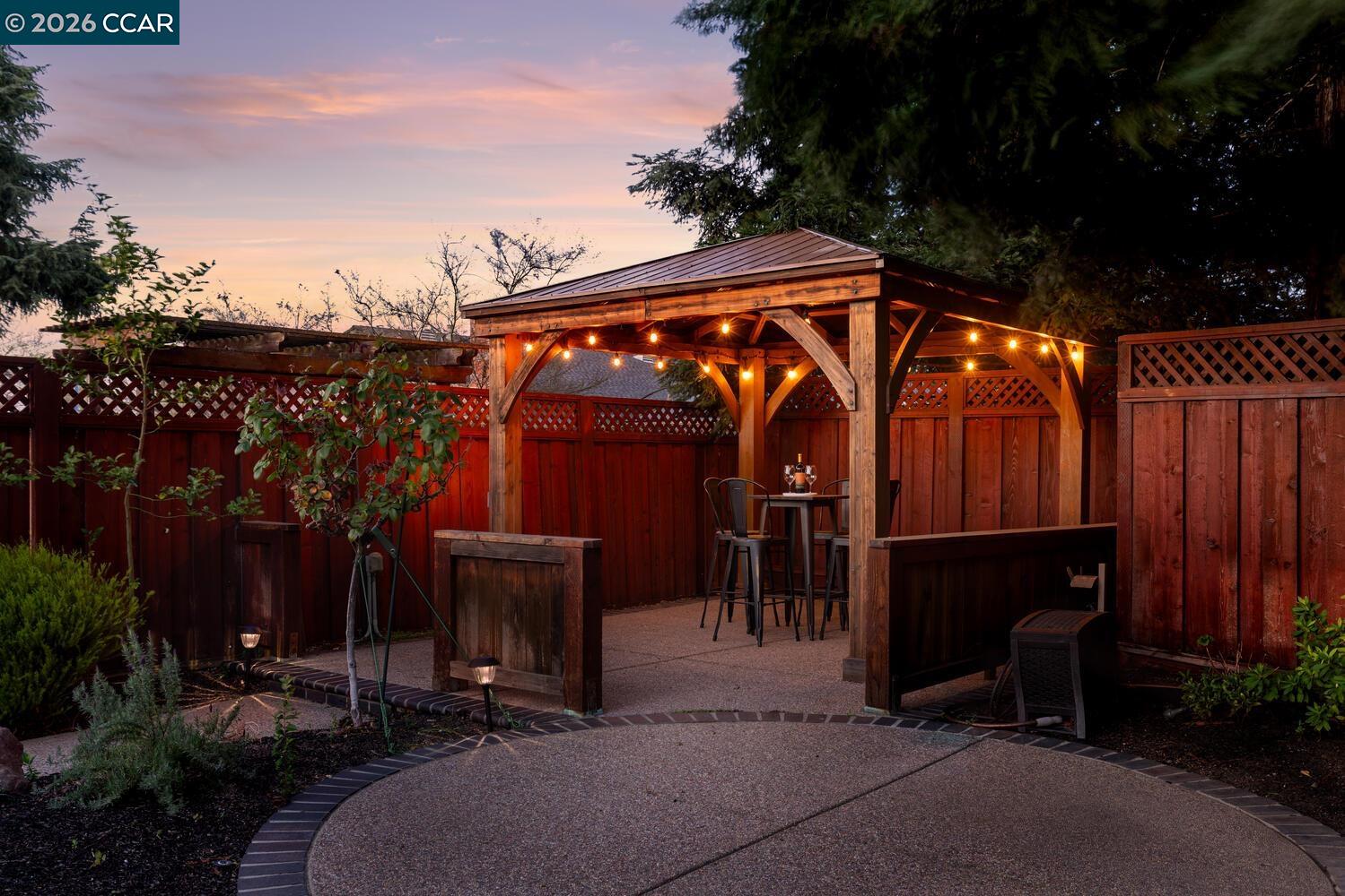 Detail Gallery Image 5 of 42 For 2042 Smith Ln, Concord,  CA 94518 - 5 Beds | 3 Baths