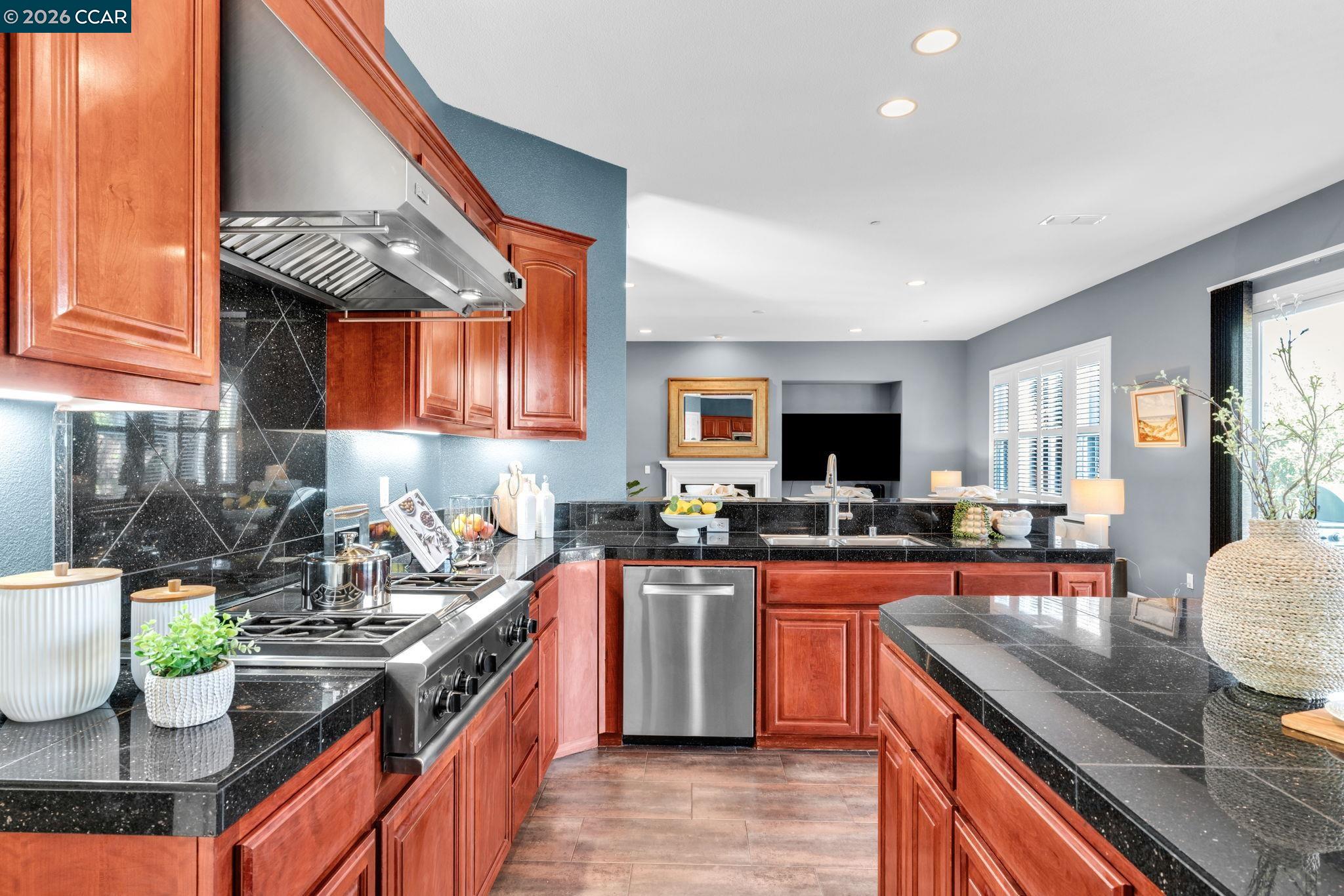 Detail Gallery Image 12 of 60 For 4999 Piper Glen Terrace, Dublin,  CA 94568-7489 - 4 Beds | 2/1 Baths