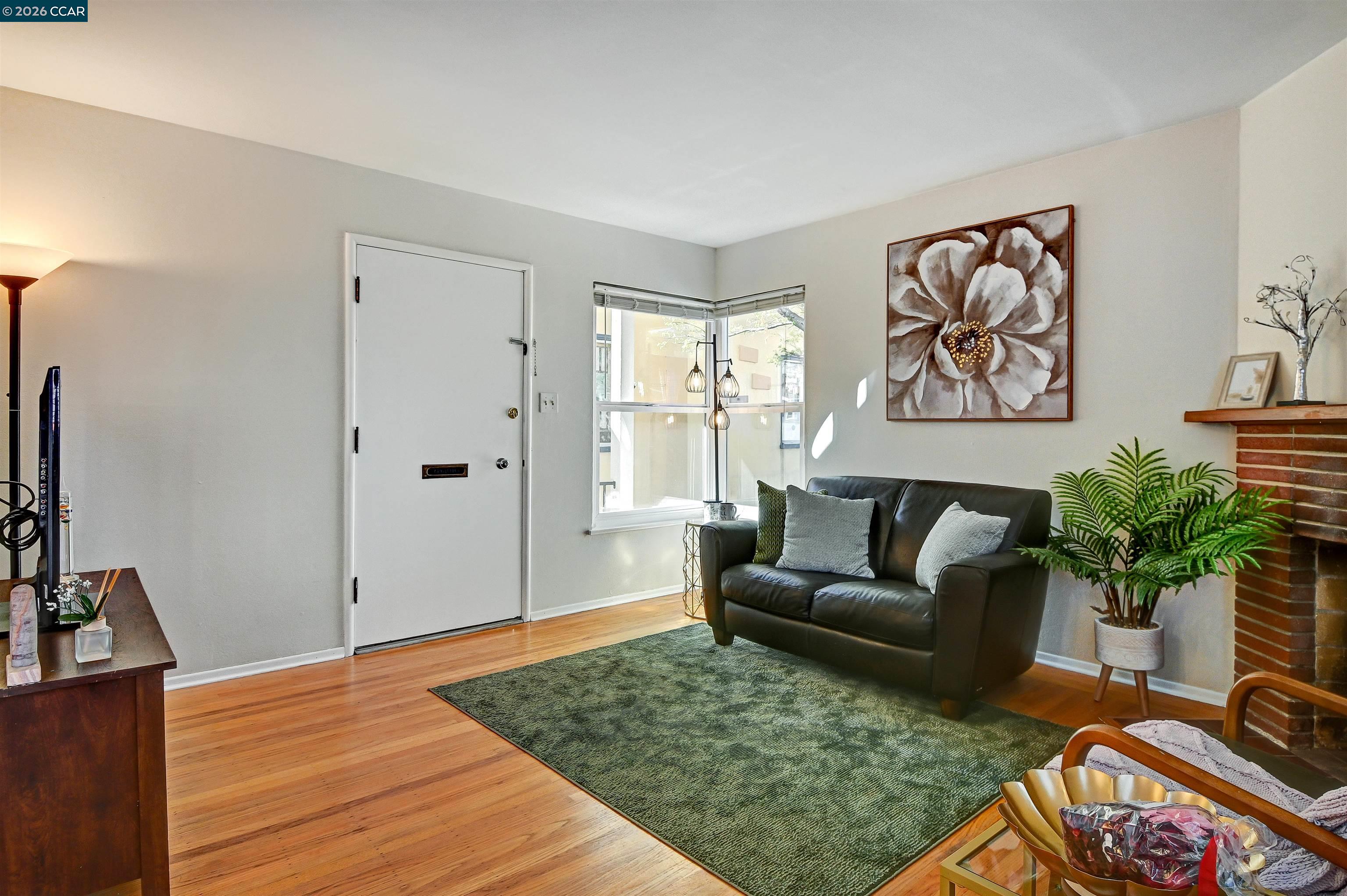 Detail Gallery Image 2 of 17 For 933 Cerrito St, Albany,  CA 94706 - 2 Beds | 1 Baths