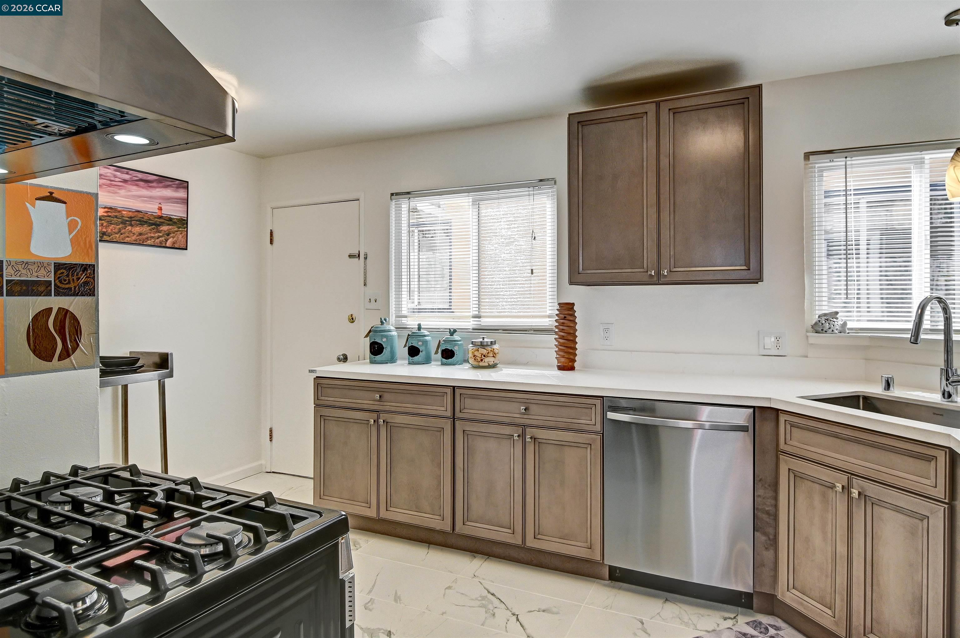 Detail Gallery Image 7 of 17 For 933 Cerrito St, Albany,  CA 94706 - 2 Beds | 1 Baths
