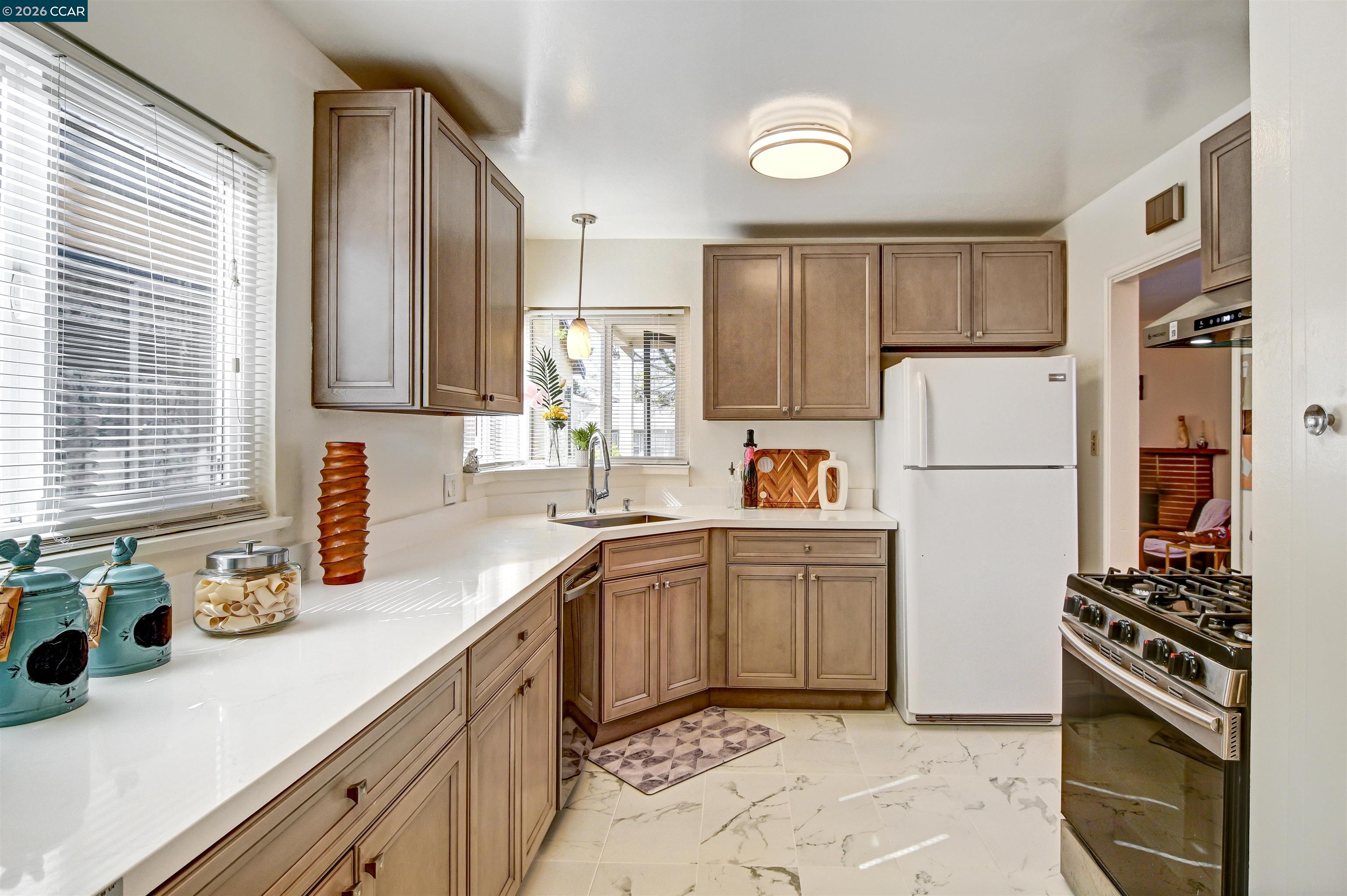 Detail Gallery Image 8 of 17 For 933 Cerrito St, Albany,  CA 94706 - 2 Beds | 1 Baths