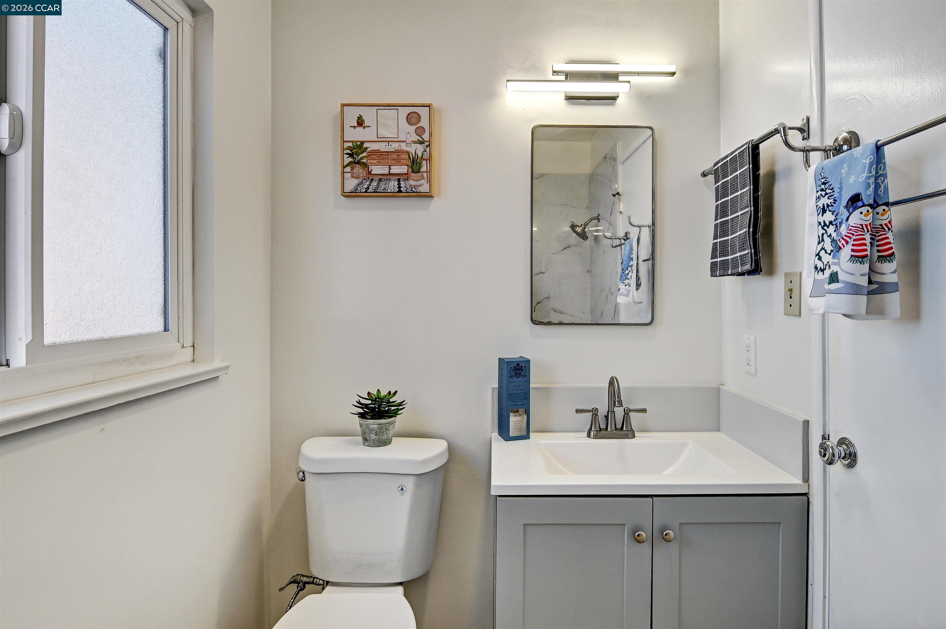 Detail Gallery Image 9 of 17 For 933 Cerrito St, Albany,  CA 94706 - 2 Beds | 1 Baths