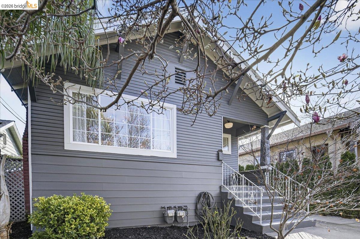 Detail Gallery Image 2 of 30 For 4030 Lusk St, Oakland,  CA 94608 - 2 Beds | 2 Baths