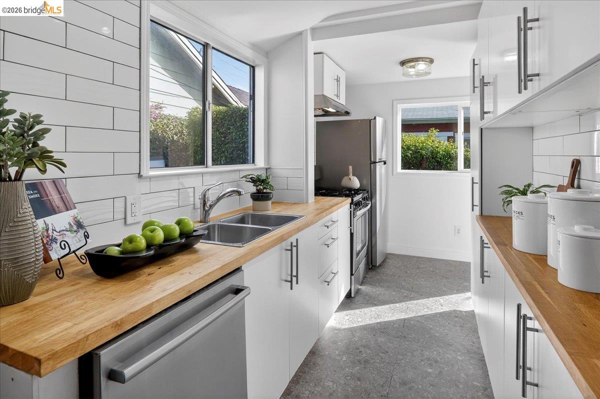 Detail Gallery Image 13 of 30 For 4030 Lusk St, Oakland,  CA 94608 - 2 Beds | 2 Baths