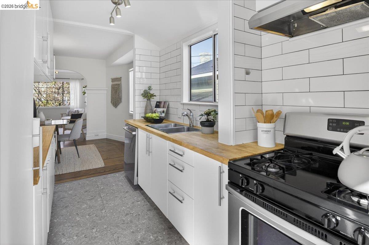 Detail Gallery Image 15 of 30 For 4030 Lusk St, Oakland,  CA 94608 - 2 Beds | 2 Baths