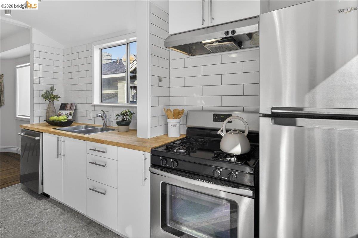 Detail Gallery Image 16 of 30 For 4030 Lusk St, Oakland,  CA 94608 - 2 Beds | 2 Baths