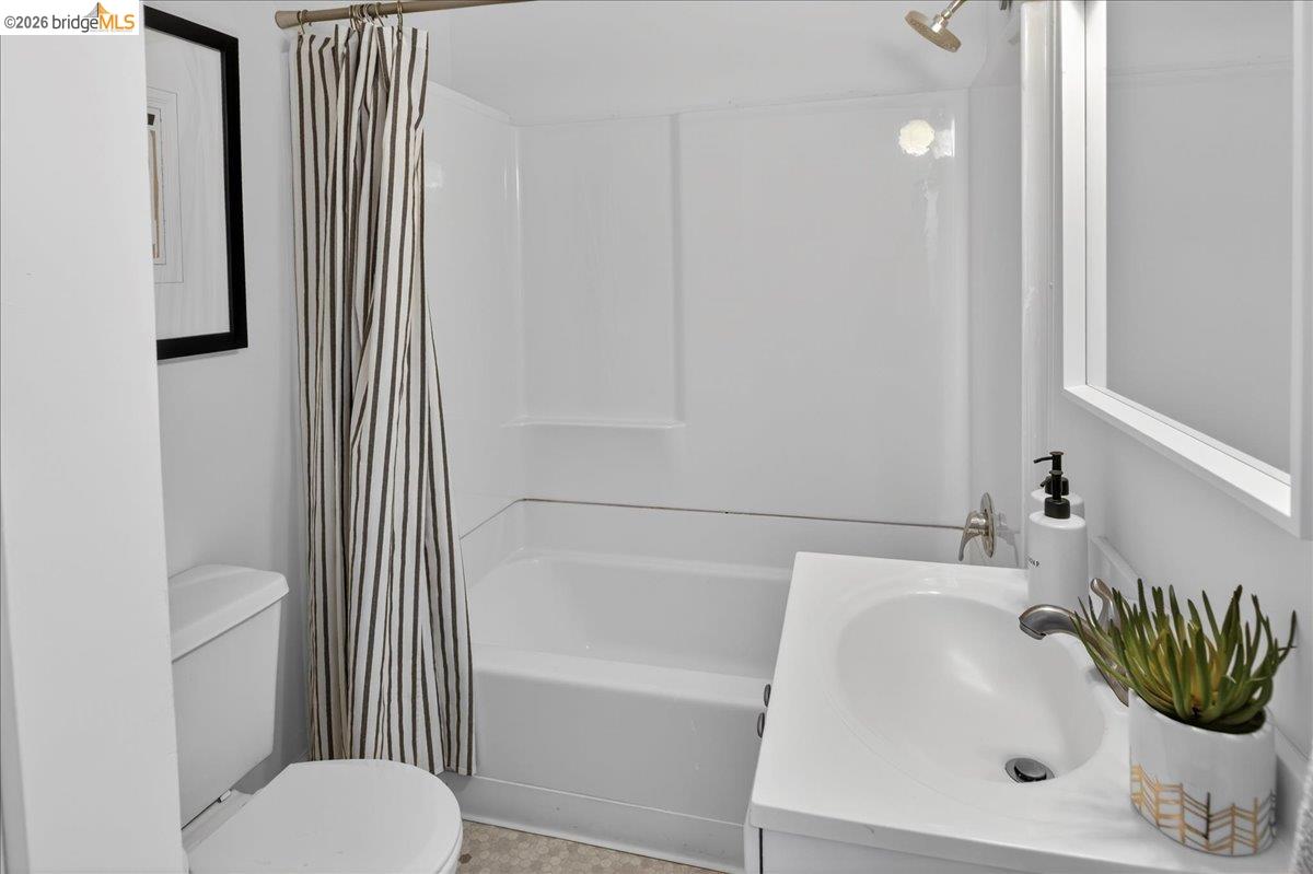 Detail Gallery Image 19 of 30 For 4030 Lusk St, Oakland,  CA 94608 - 2 Beds | 2 Baths