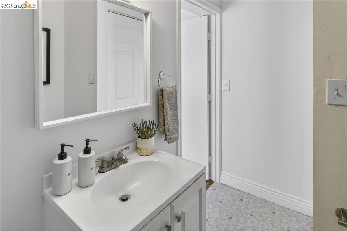 Detail Gallery Image 20 of 30 For 4030 Lusk St, Oakland,  CA 94608 - 2 Beds | 2 Baths