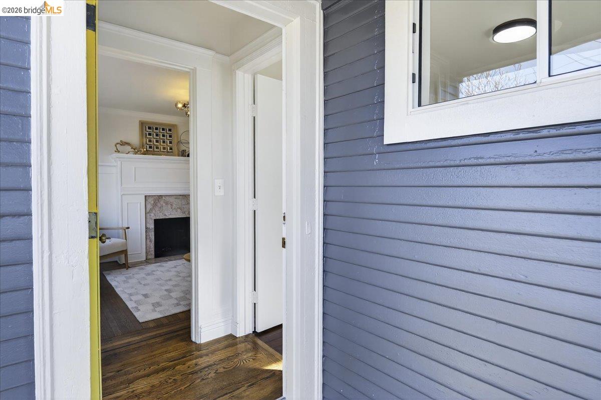 Detail Gallery Image 3 of 30 For 4030 Lusk St, Oakland,  CA 94608 - 2 Beds | 2 Baths