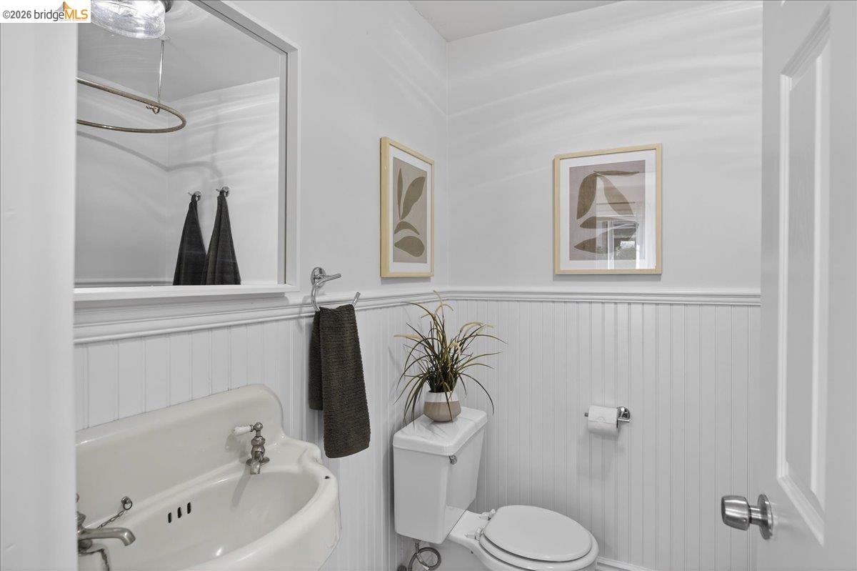 Detail Gallery Image 23 of 30 For 4030 Lusk St, Oakland,  CA 94608 - 2 Beds | 2 Baths