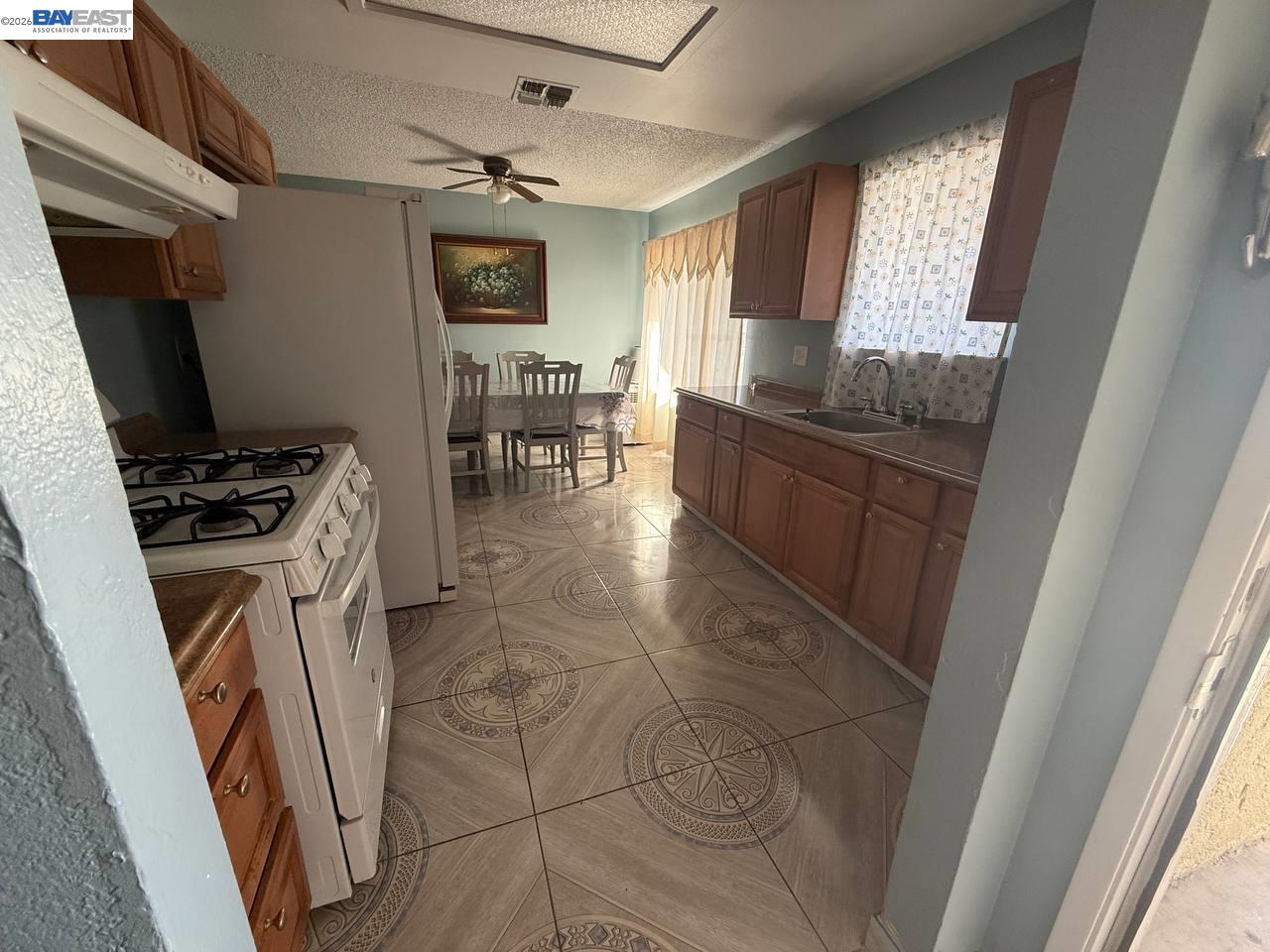 Detail Gallery Image 2 of 18 For 119 Santa Cruz St, Madera,  CA 93637 - 3 Beds | 2 Baths