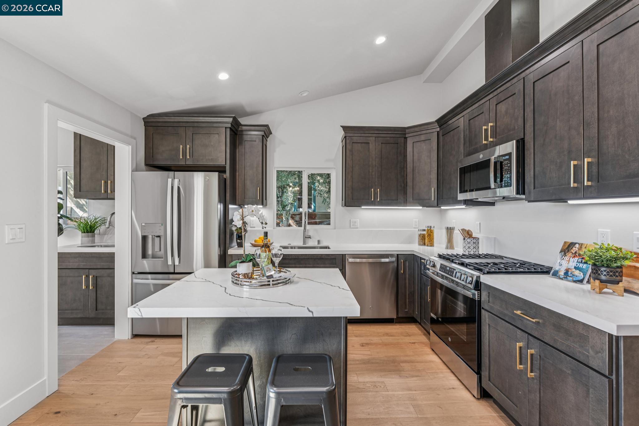 Detail Gallery Image 6 of 23 For 3017 Madeline St, Oakland,  CA 94602 - 3 Beds | 2 Baths