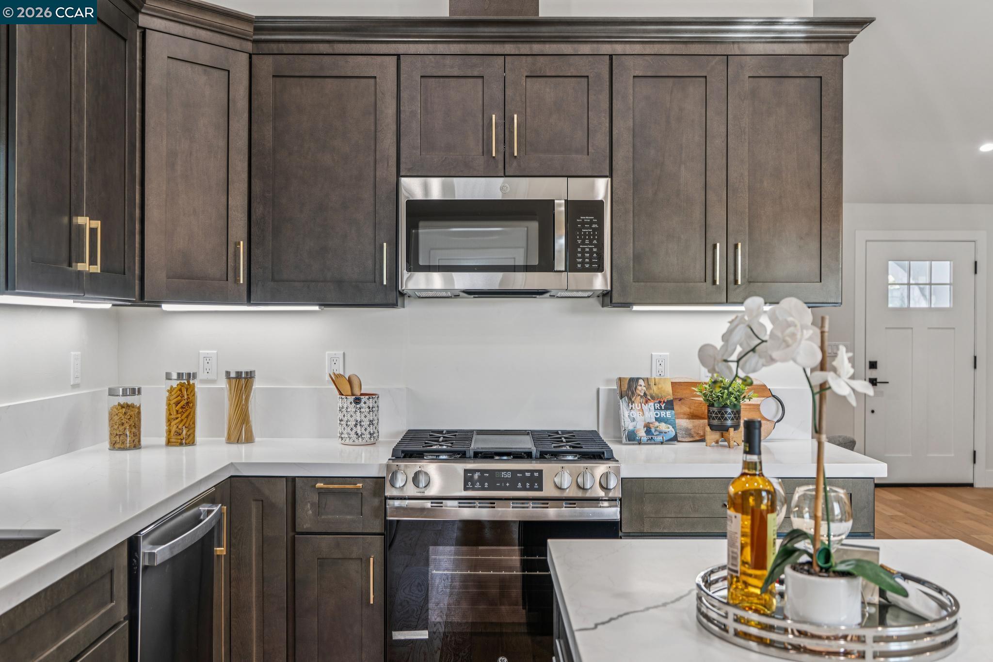 Detail Gallery Image 9 of 23 For 3017 Madeline St, Oakland,  CA 94602 - 3 Beds | 2 Baths