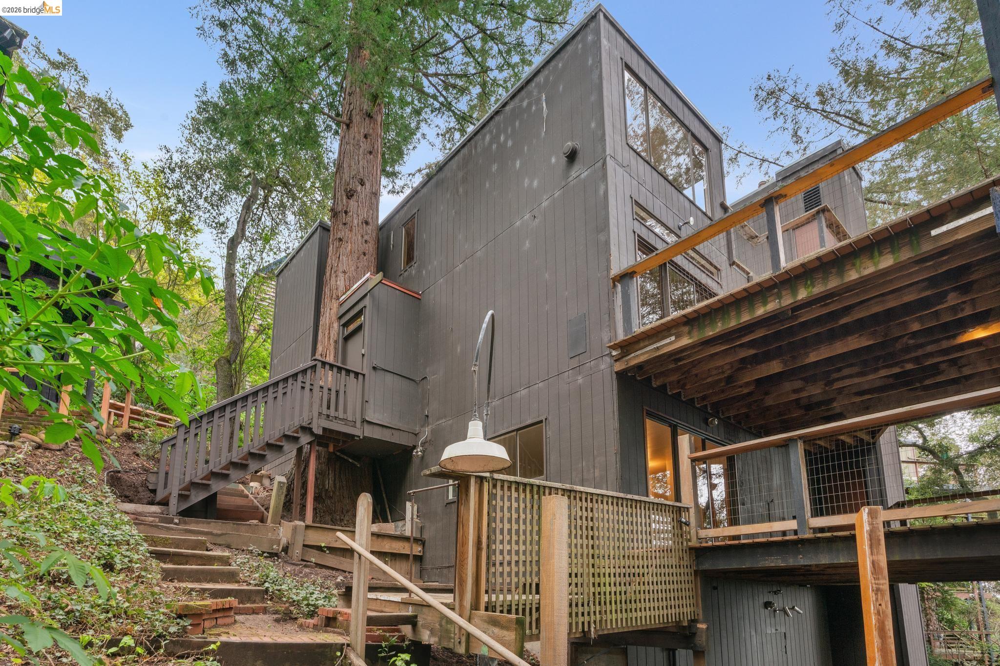 Detail Gallery Image 5 of 60 For 39 Canyon Rd, Berkeley,  CA 94704 - 4 Beds | 3/1 Baths