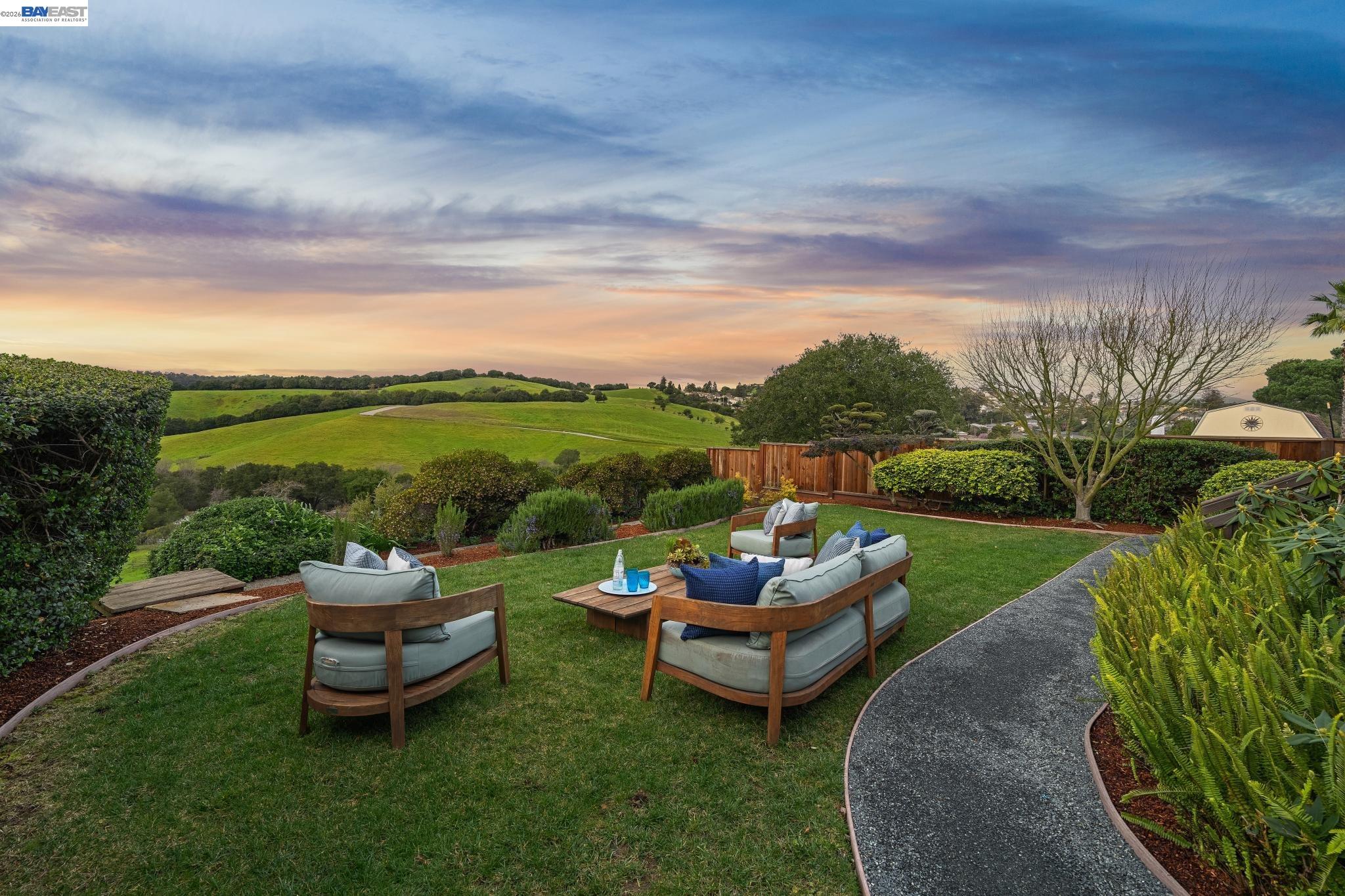 Detail Gallery Image 4 of 47 For 3146 Aylesbury Court, Castro Valley,  CA 94546 - 3 Beds | 2 Baths