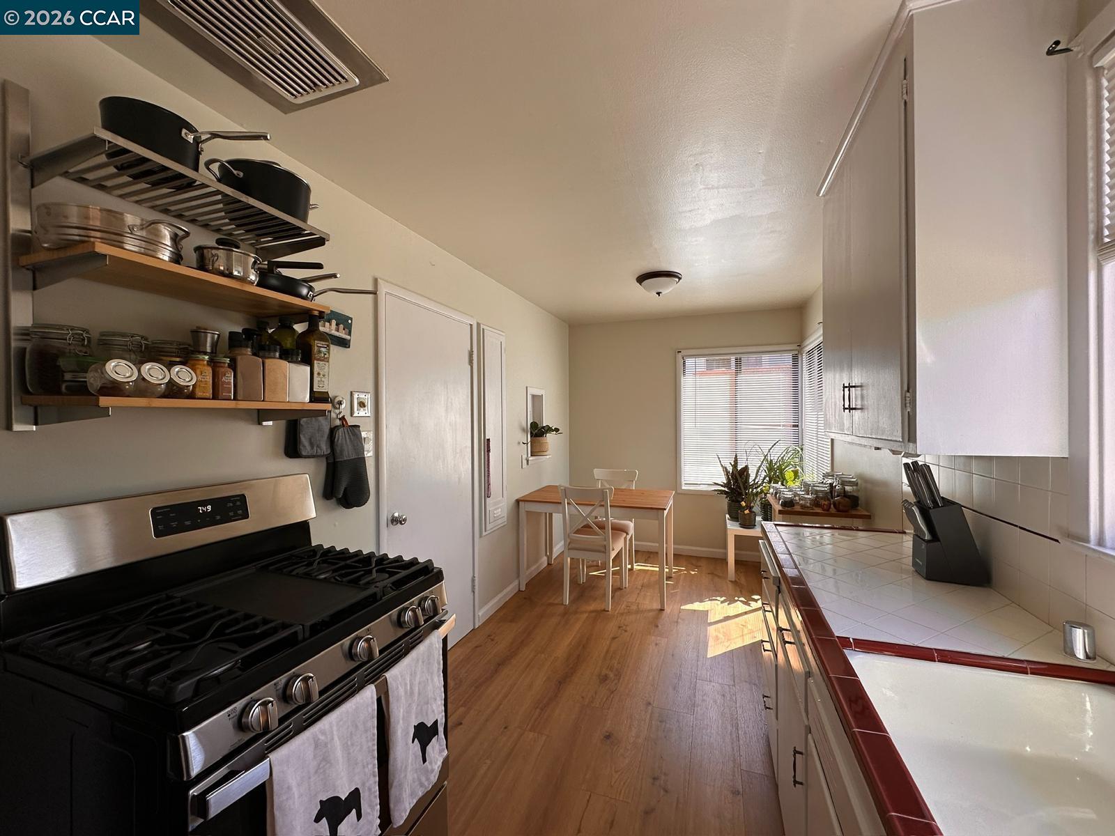 Detail Gallery Image 9 of 28 For 325 Landfair Ave, San Mateo,  CA 94403 - 2 Beds | 1 Baths