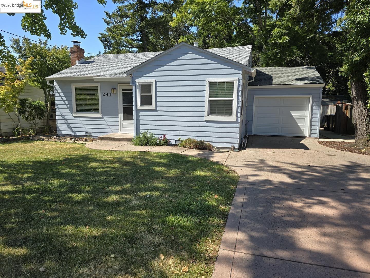 Detail Gallery Image 2 of 32 For 241 Humboldt St, San Rafael,  CA 94901 - 2 Beds | 1 Baths