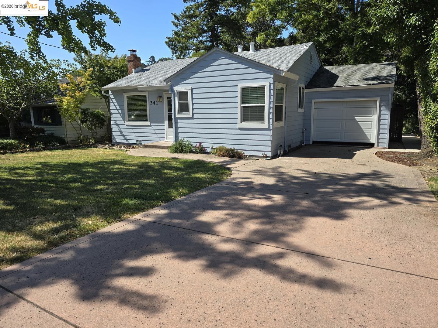 Detail Gallery Image 3 of 32 For 241 Humboldt St, San Rafael,  CA 94901 - 2 Beds | 1 Baths