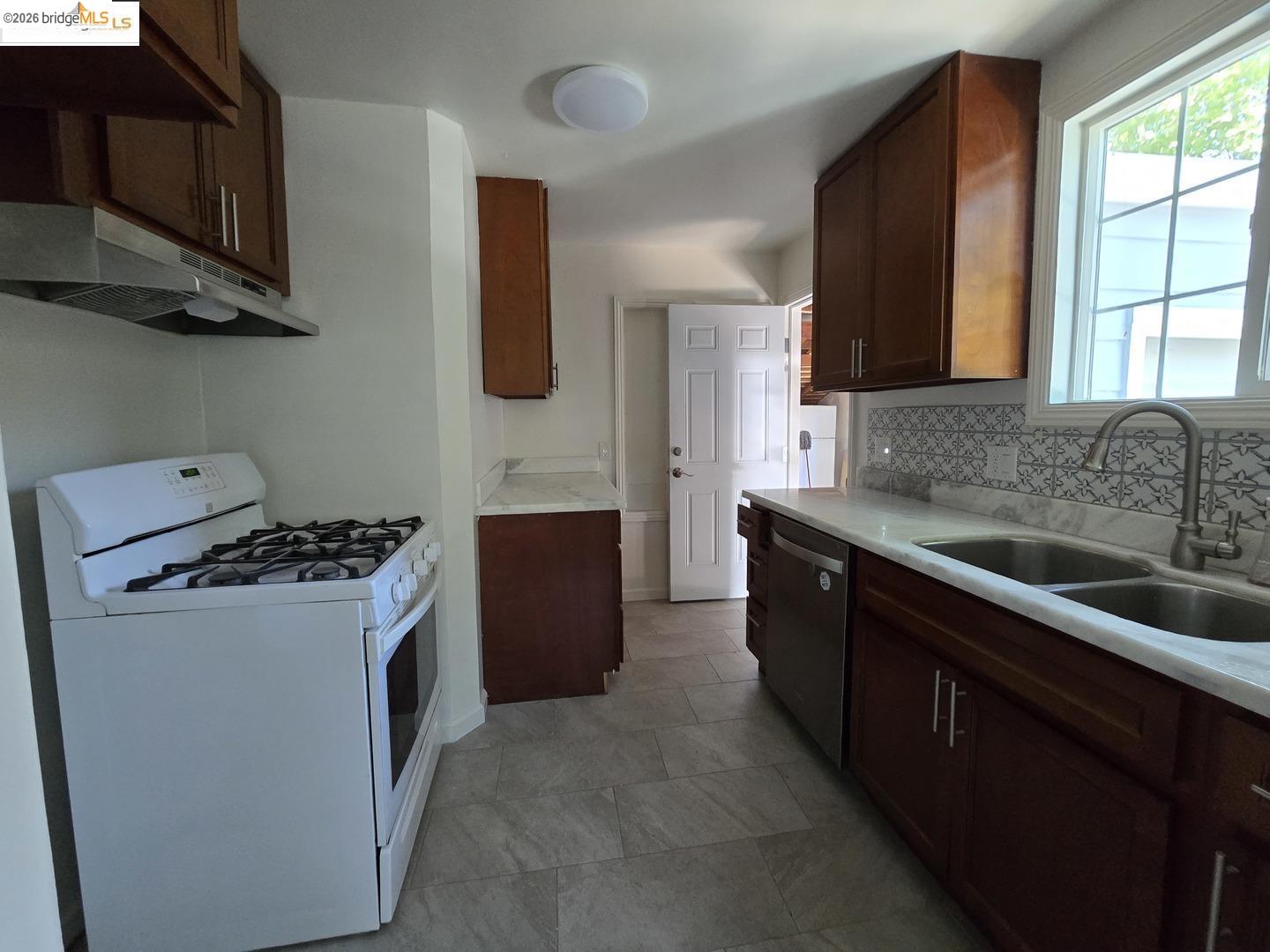 Detail Gallery Image 4 of 32 For 241 Humboldt St, San Rafael,  CA 94901 - 2 Beds | 1 Baths