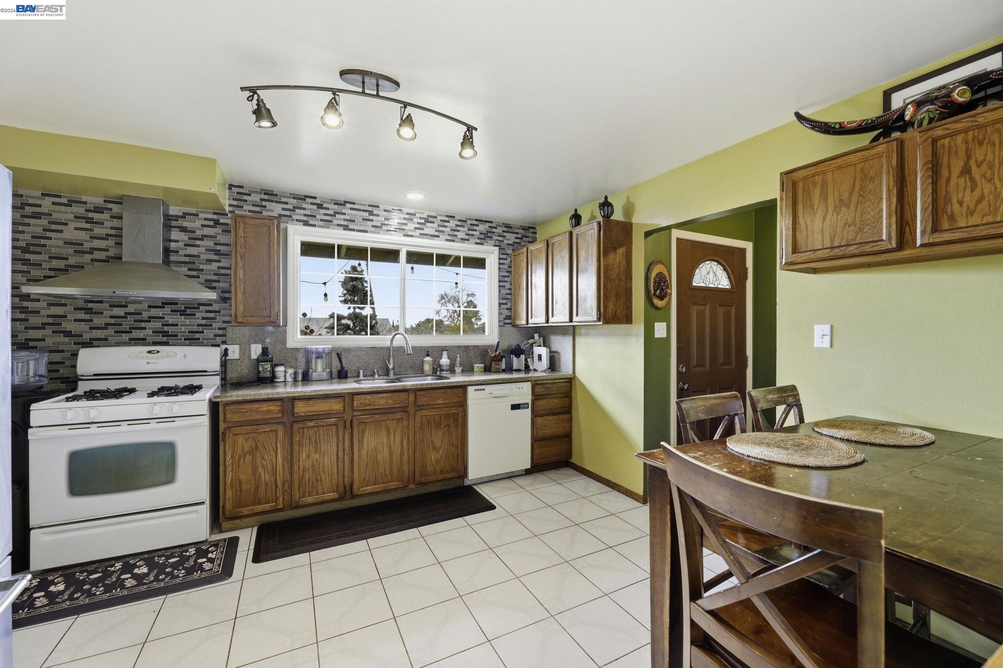 Detail Gallery Image 13 of 29 For 38380 Canyon Heights Dr, Fremont,  CA 94536 - 3 Beds | 1/1 Baths
