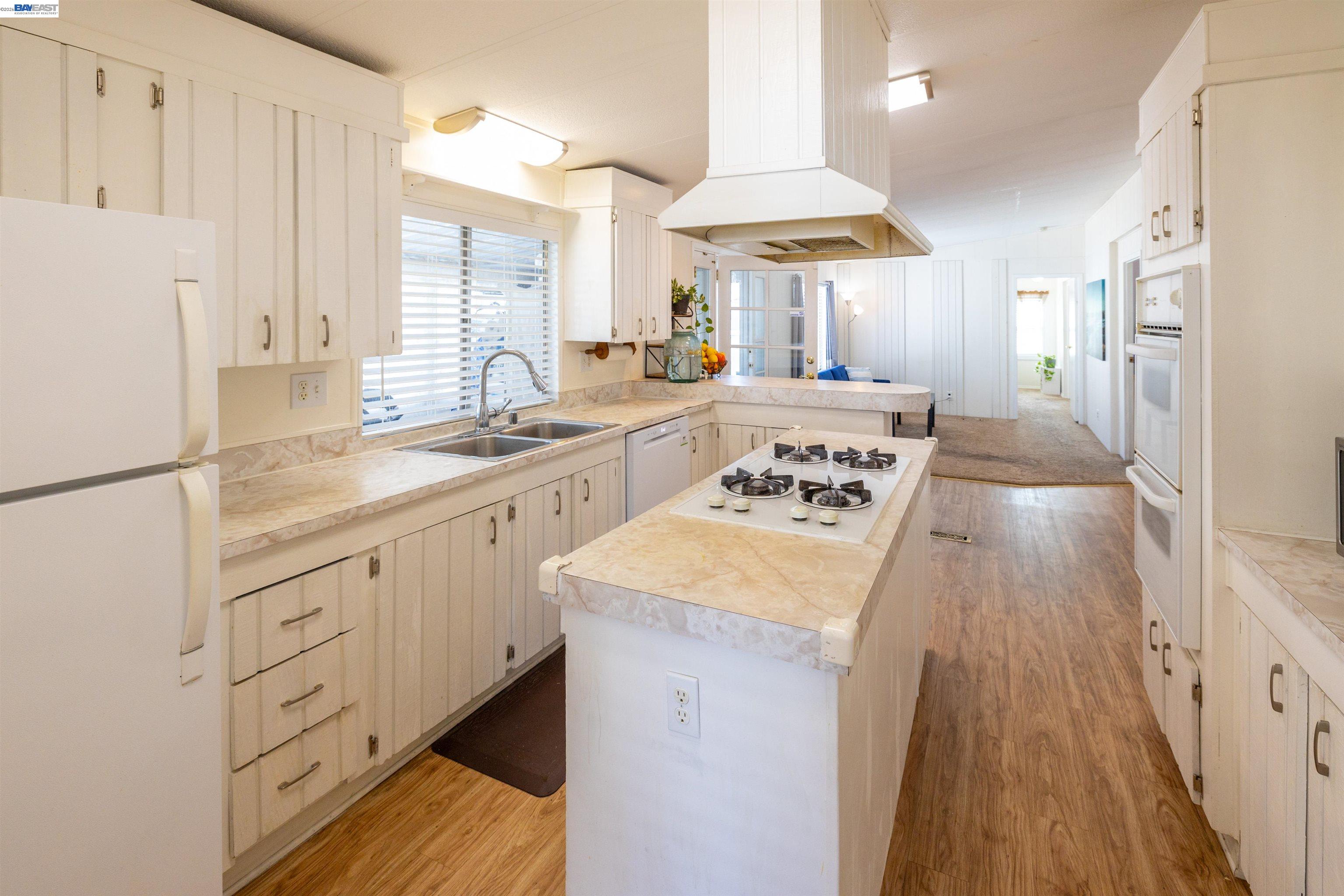 Detail Gallery Image 3 of 37 For 1438 Buckingham Way, Hayward,  CA 94544 - 2 Beds | 2 Baths