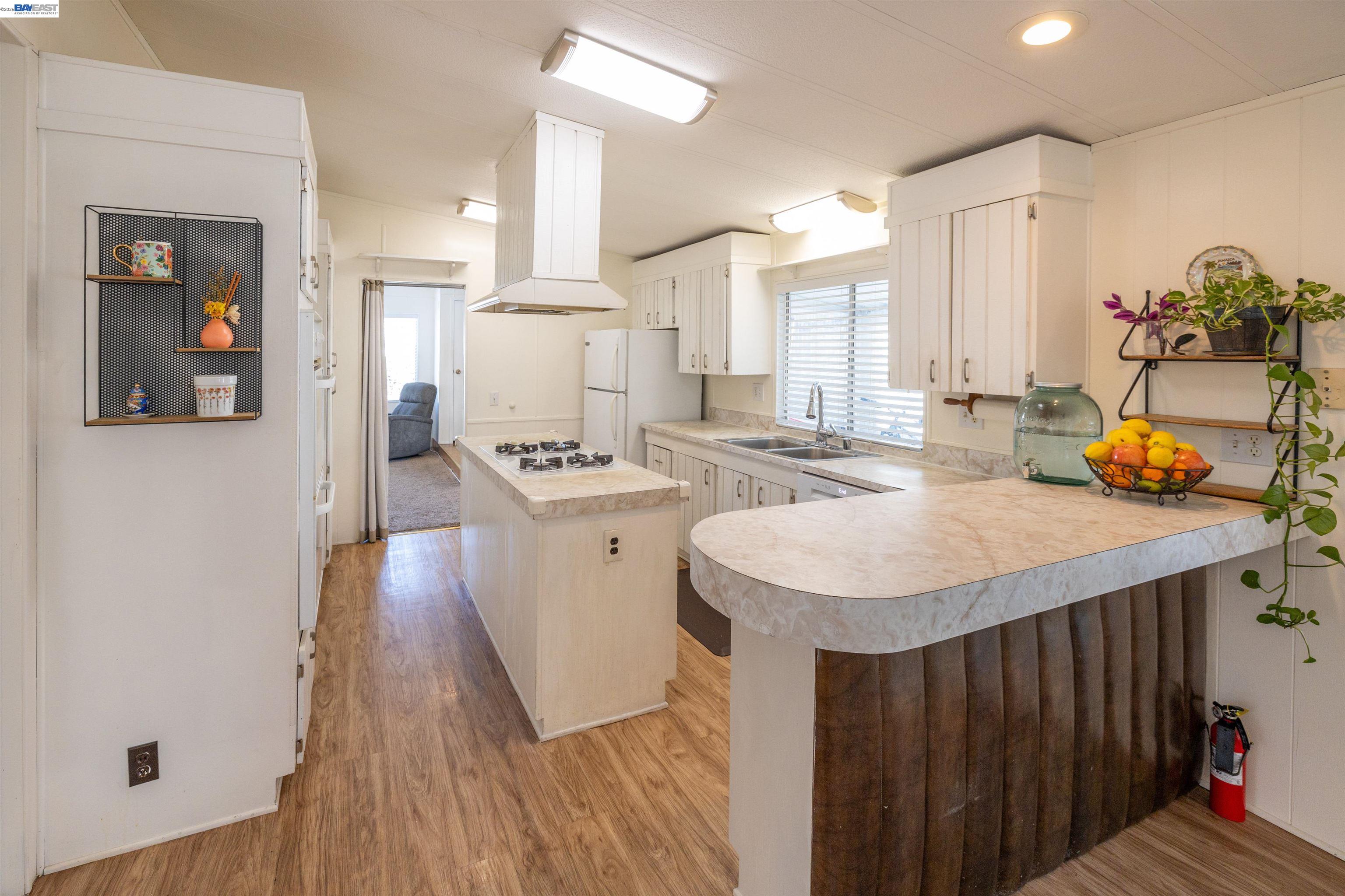 Detail Gallery Image 5 of 37 For 1438 Buckingham Way, Hayward,  CA 94544 - 2 Beds | 2 Baths