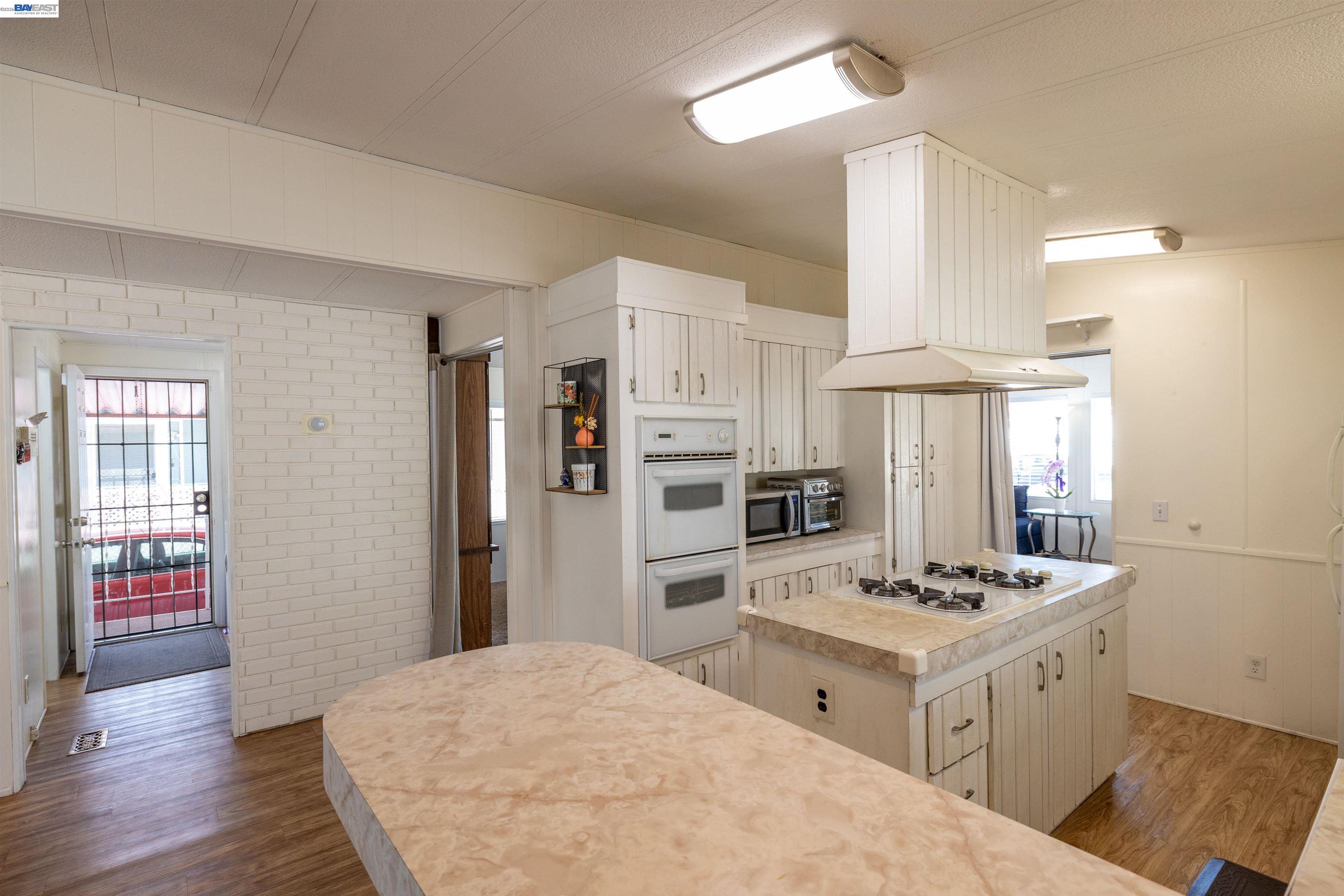 Detail Gallery Image 6 of 37 For 1438 Buckingham Way, Hayward,  CA 94544 - 2 Beds | 2 Baths