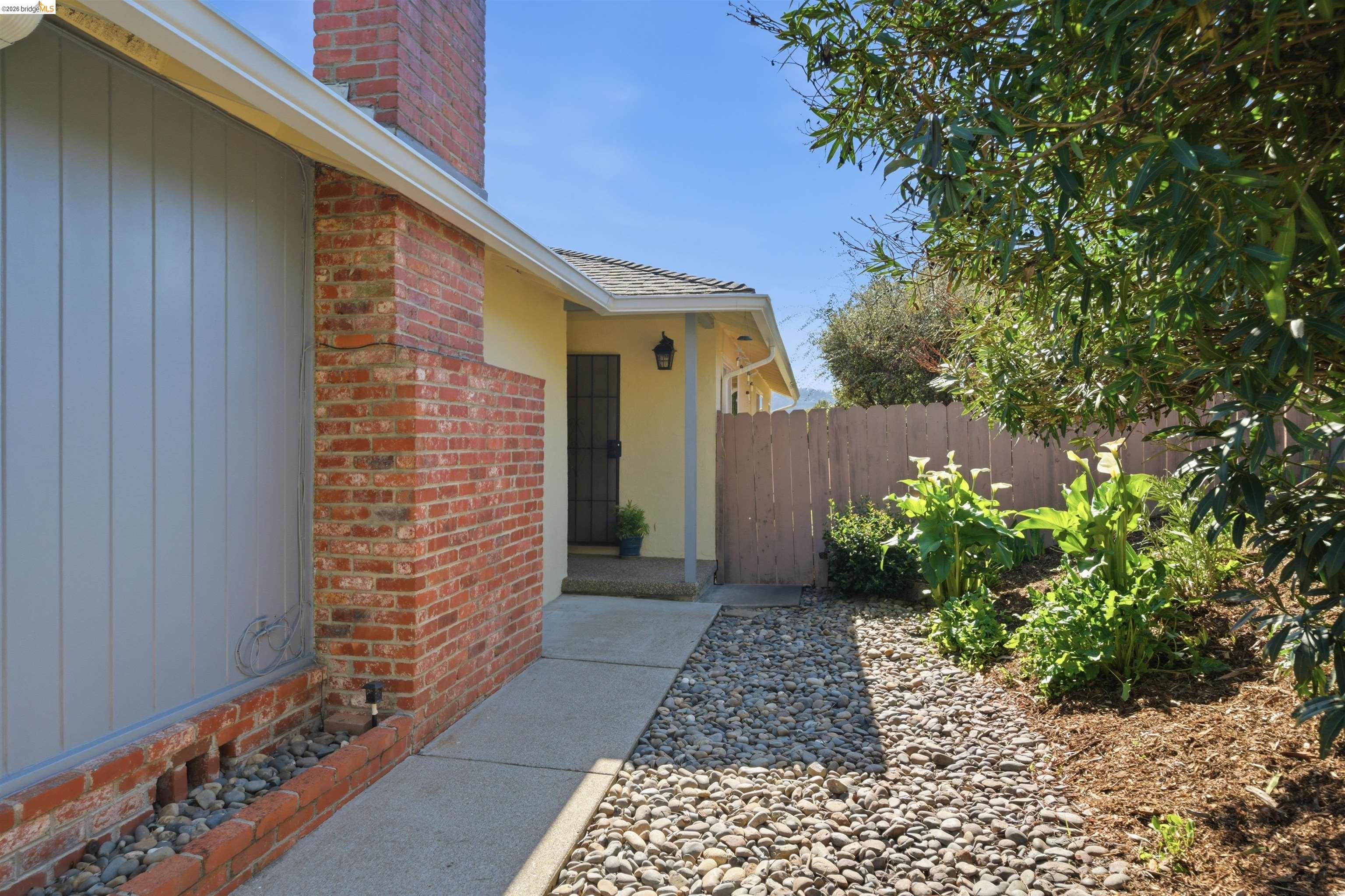 Detail Gallery Image 4 of 60 For 4708 Westwood Ct, Richmond,  CA 94803 - 4 Beds | 2 Baths