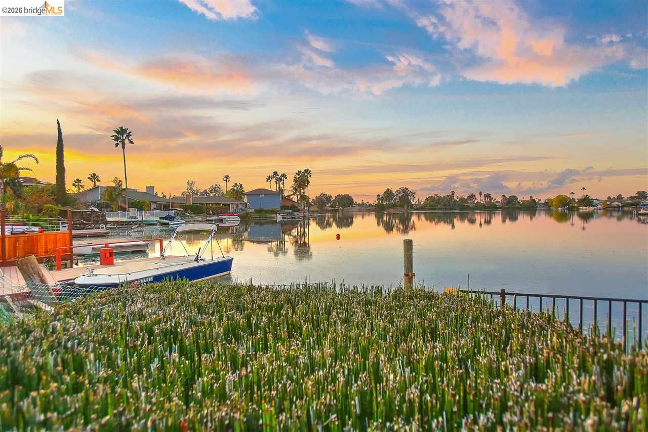 Detail Gallery Image 4 of 34 For 5545 Drakes Ct, Discovery Bay,  CA 94505 - 3 Beds | 2 Baths