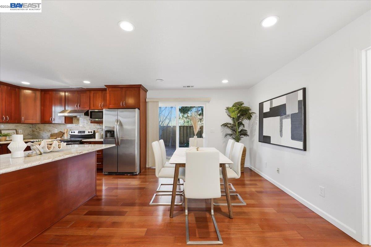 Detail Gallery Image 12 of 37 For 1565 Mendoza Ct, Pleasanton,  CA 94566 - 4 Beds | 3 Baths