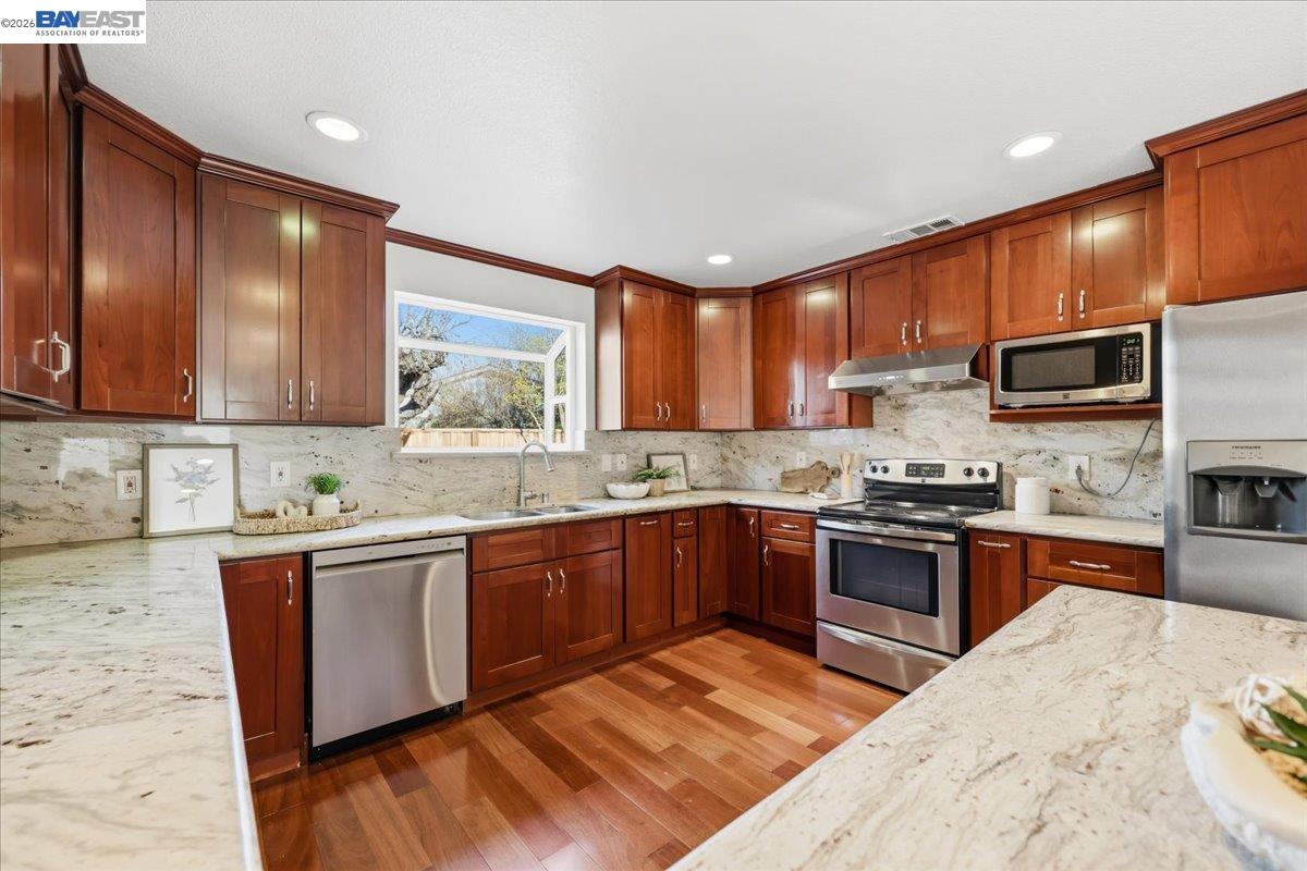 Detail Gallery Image 15 of 37 For 1565 Mendoza Ct, Pleasanton,  CA 94566 - 4 Beds | 3 Baths